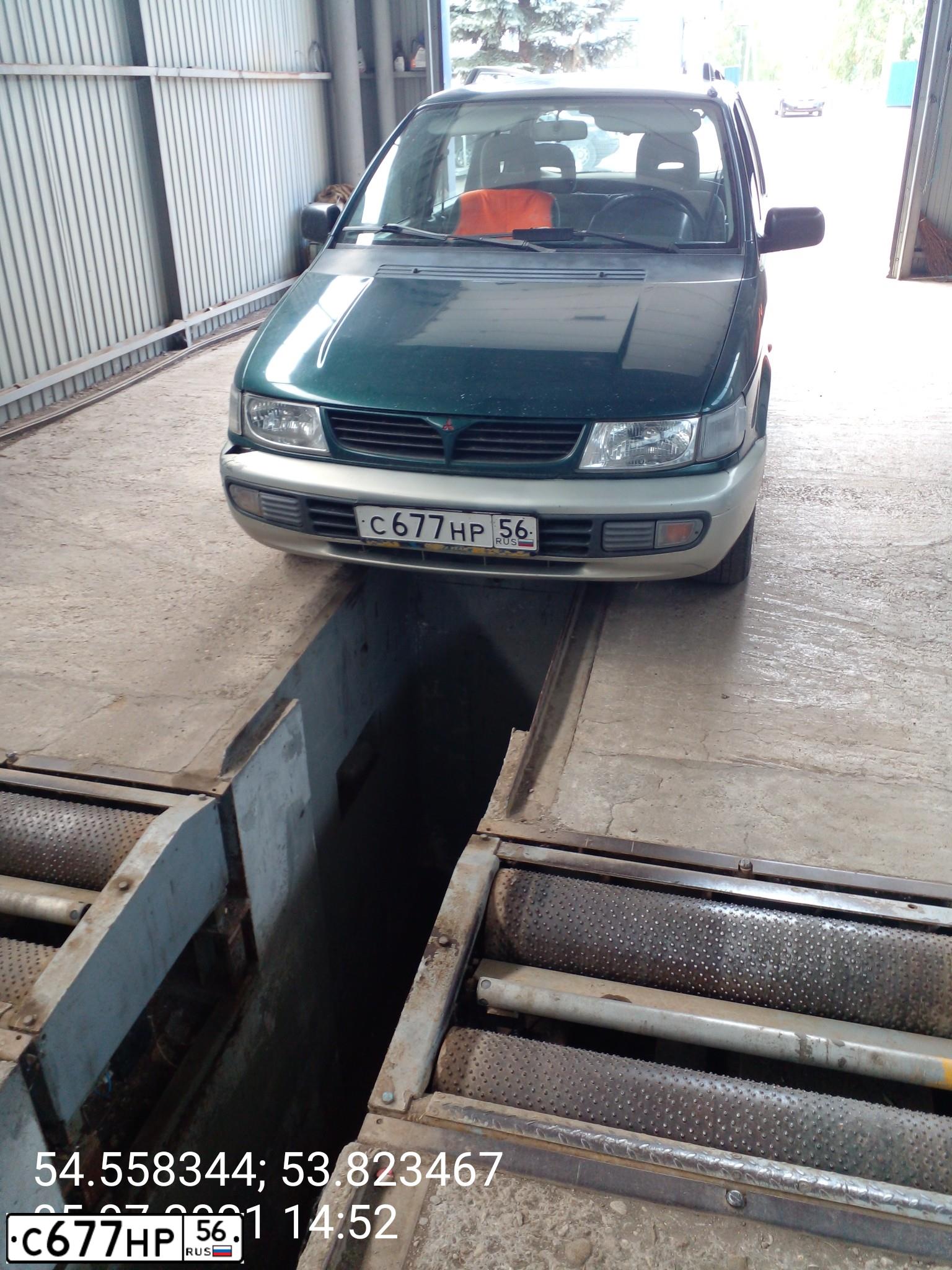 Фото автомобиля MITSUBISHI SPACE WAGON, 1996 — госномер М025ЕР702. Цвет: ЗЕЛЕНЫЙ