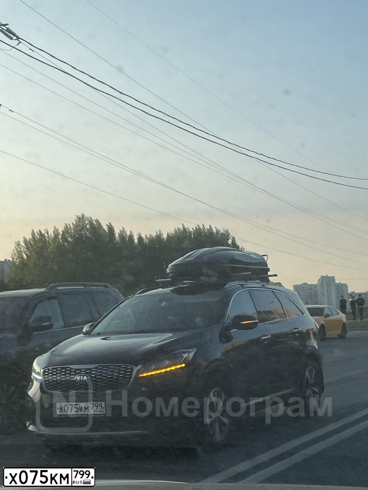 Фото автомобиля KIA SORENTO, 2018 — госномер Х075КМ799. Цвет: ЧЕРНЫЙ