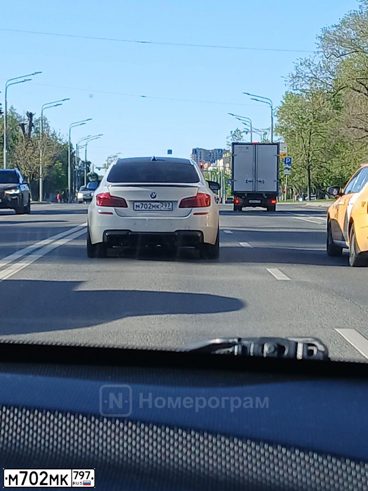 Фото автомобиля BMW SERIE 5, 2014 — госномер М702МК797. Цвет: Белый