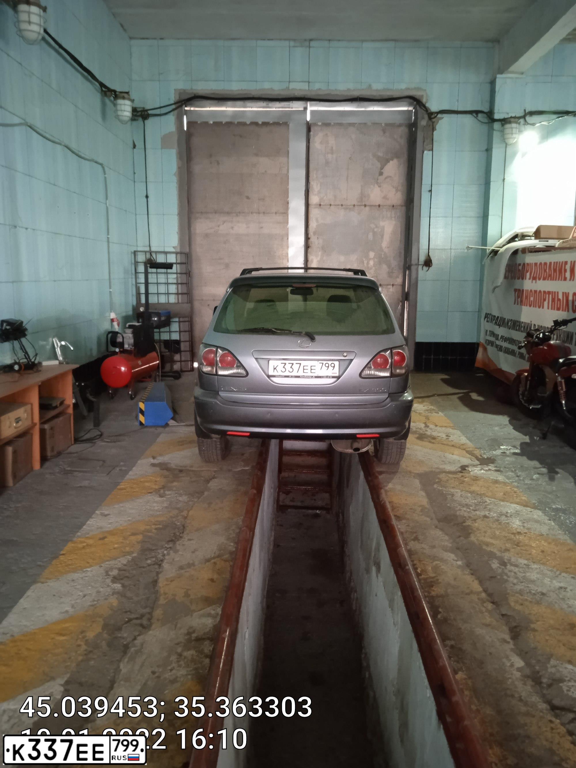 Фото автомобиля LEXUS RX, 2001 — госномер М799НО82. Цвет: СЕРЫЙ