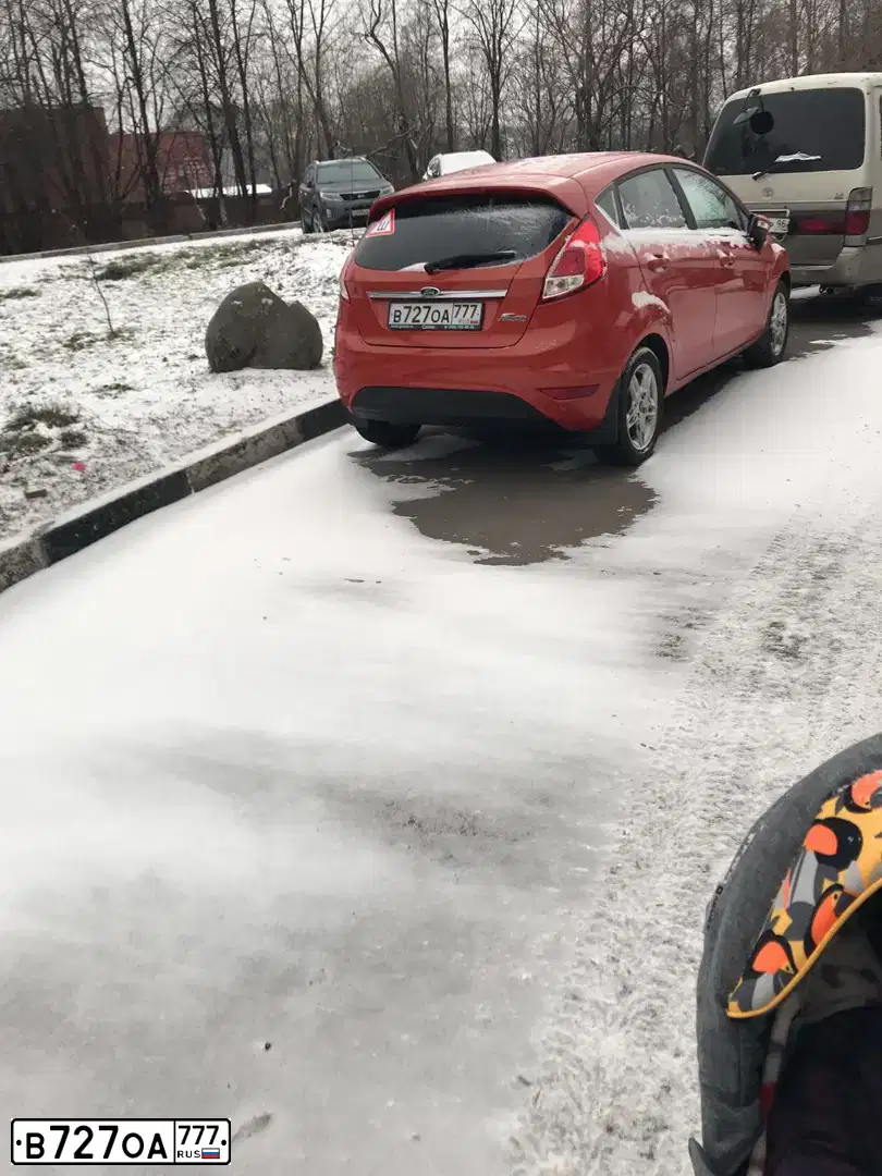 Фото автомобиля FORD FIESTA / ASPIRE, 2015 — госномер В185ВС799. Цвет: ОРАНЖЕВО-КРАСНЫЙ