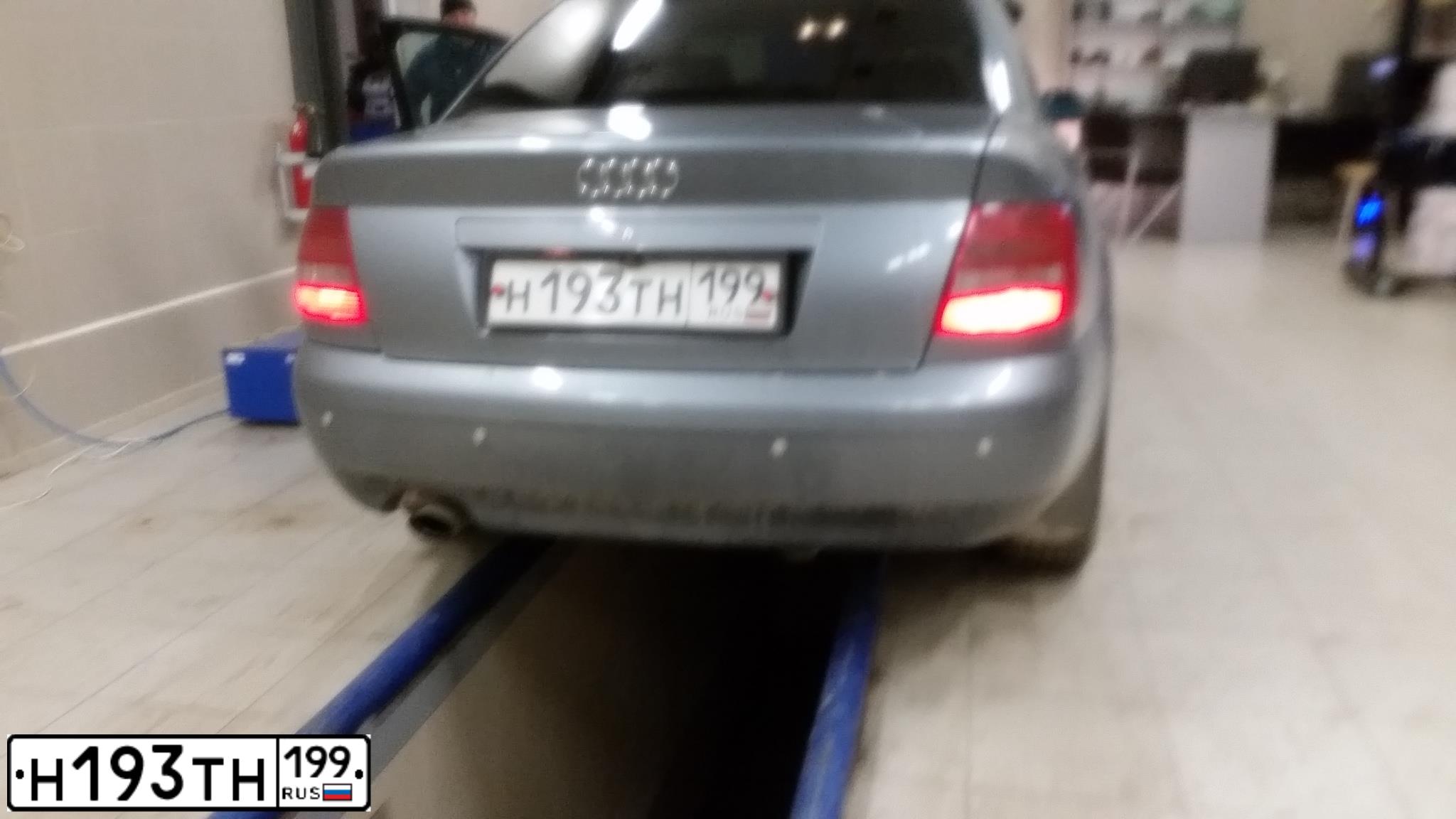 Фото автомобиля AUDI A4, 1999 — госномер Н193ТН199. Цвет: СЕРО-БЕЛЫЙ