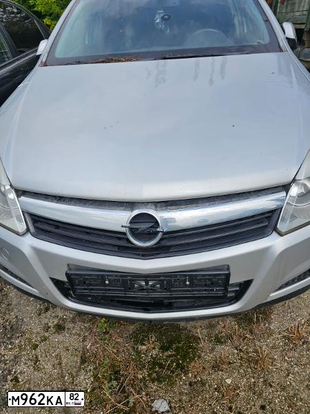Фото автомобиля OPEL ASTRA, 2011 — госномер М962КА82. Цвет: СЕРЕБРИСТЫЙ