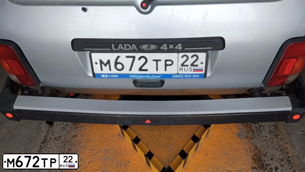 Фото автомобиля LADA 2131 NIVA, 2011 — госномер М672ТР22. Цвет: Светло-Серебристый металлик