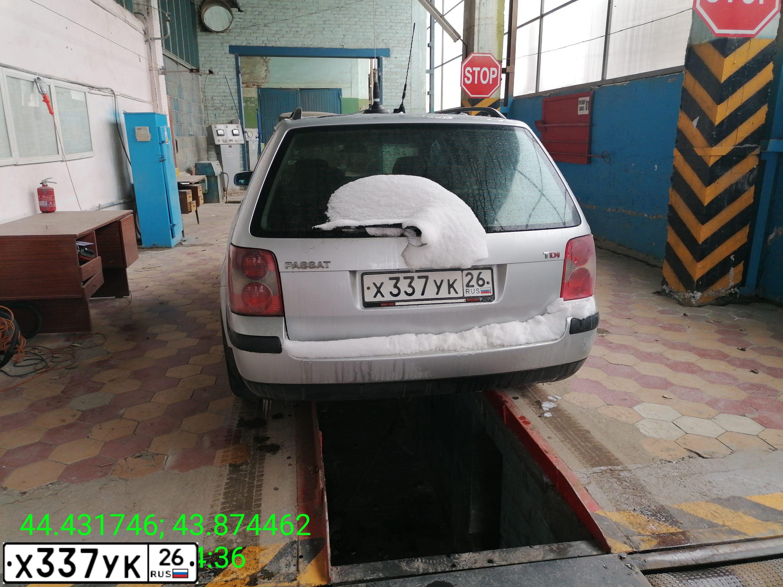 Фото автомобиля VOLKSWAGEN PASSAT, 2001 — госномер Х337УК26. Цвет: БЕЛЫЙ(СЕРЕБРИСТЫЙ)