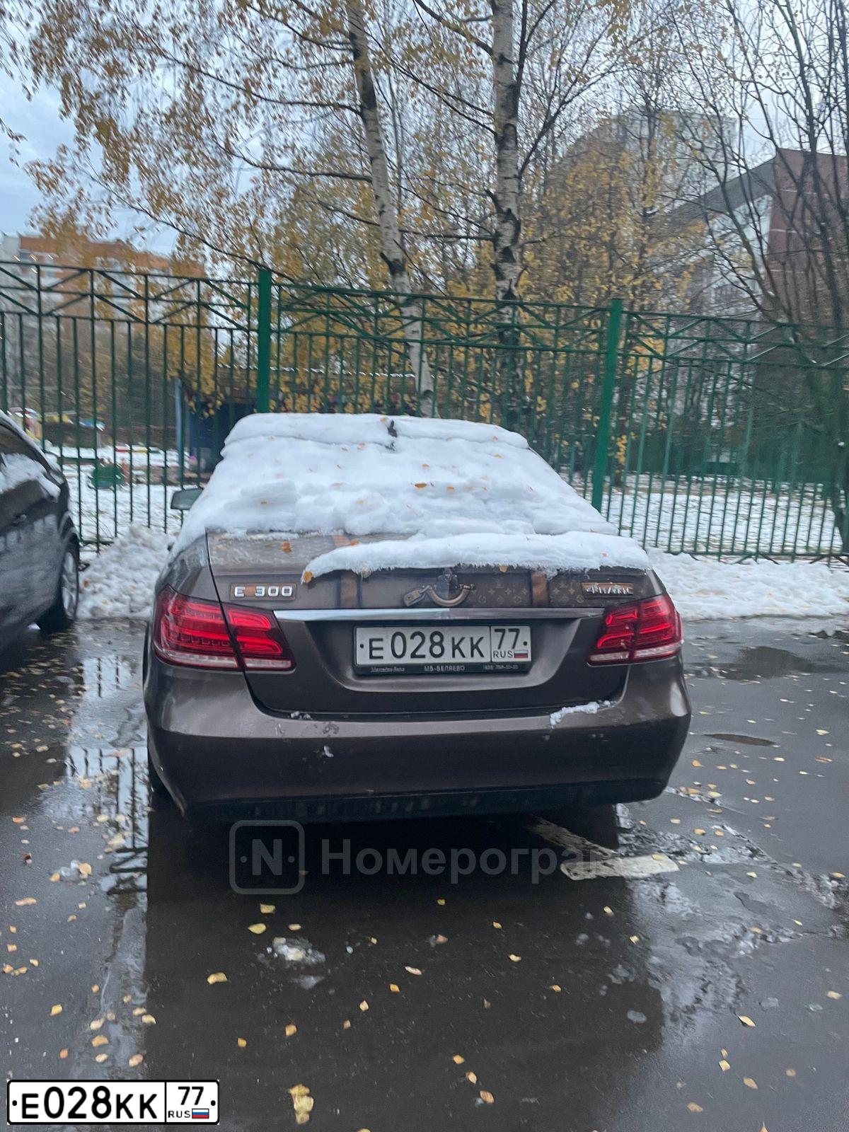 Фото автомобиля MERCEDES E-KLASSE, 2013 — госномер Е028КК77. Цвет: КОРИЧНЕВЫЙ