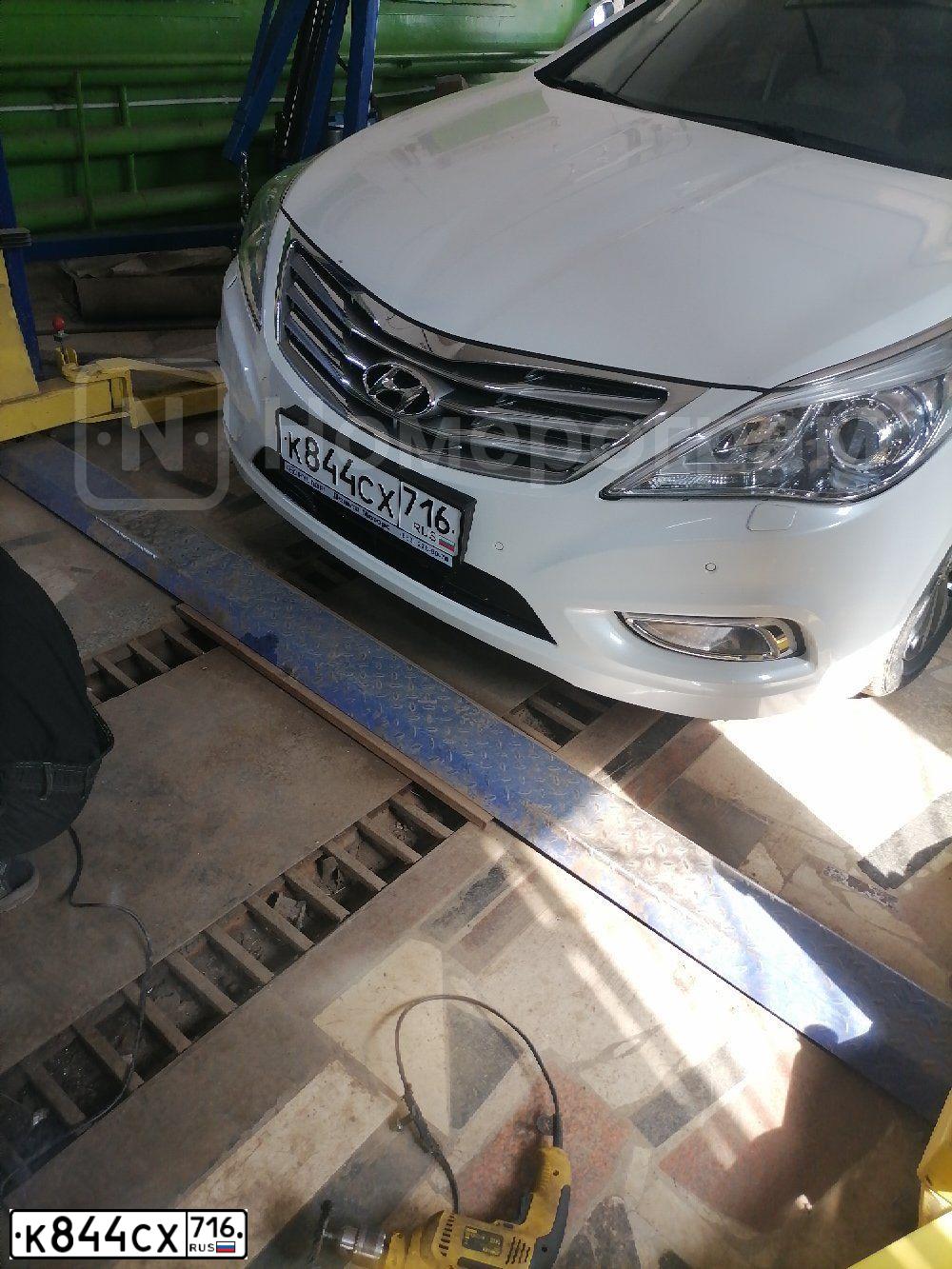 Фото автомобиля HYUNDAI GRANDEUR, 2012 — госномер Х696ХЕ61. Цвет: Белый