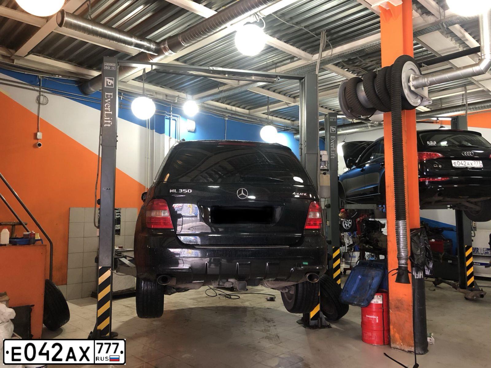 Фото автомобиля AUDI Q5, 2012 — госномер Е042АХ777. Цвет: ЧЕРНЫЙ