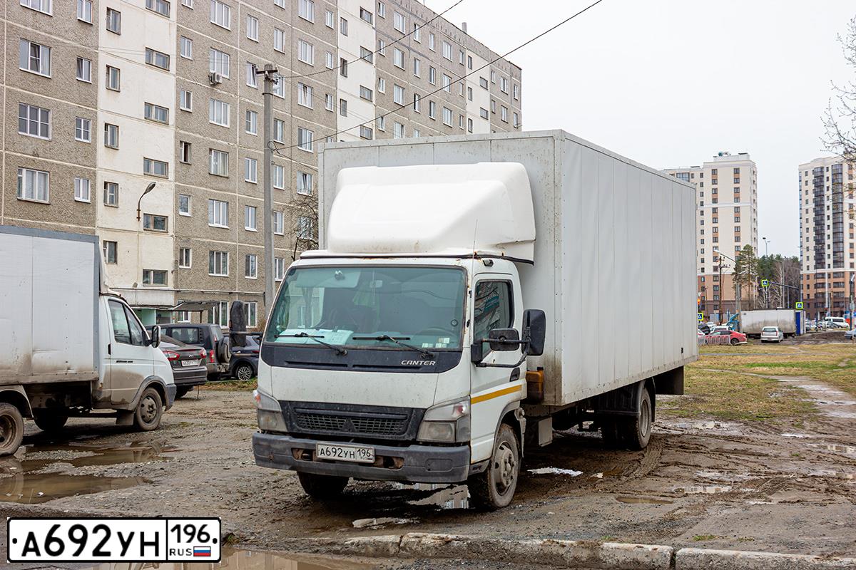 Фото автомобиля FUSO CANTER, 2013 — госномер А692УН196. Цвет: БЕЛЫЙ