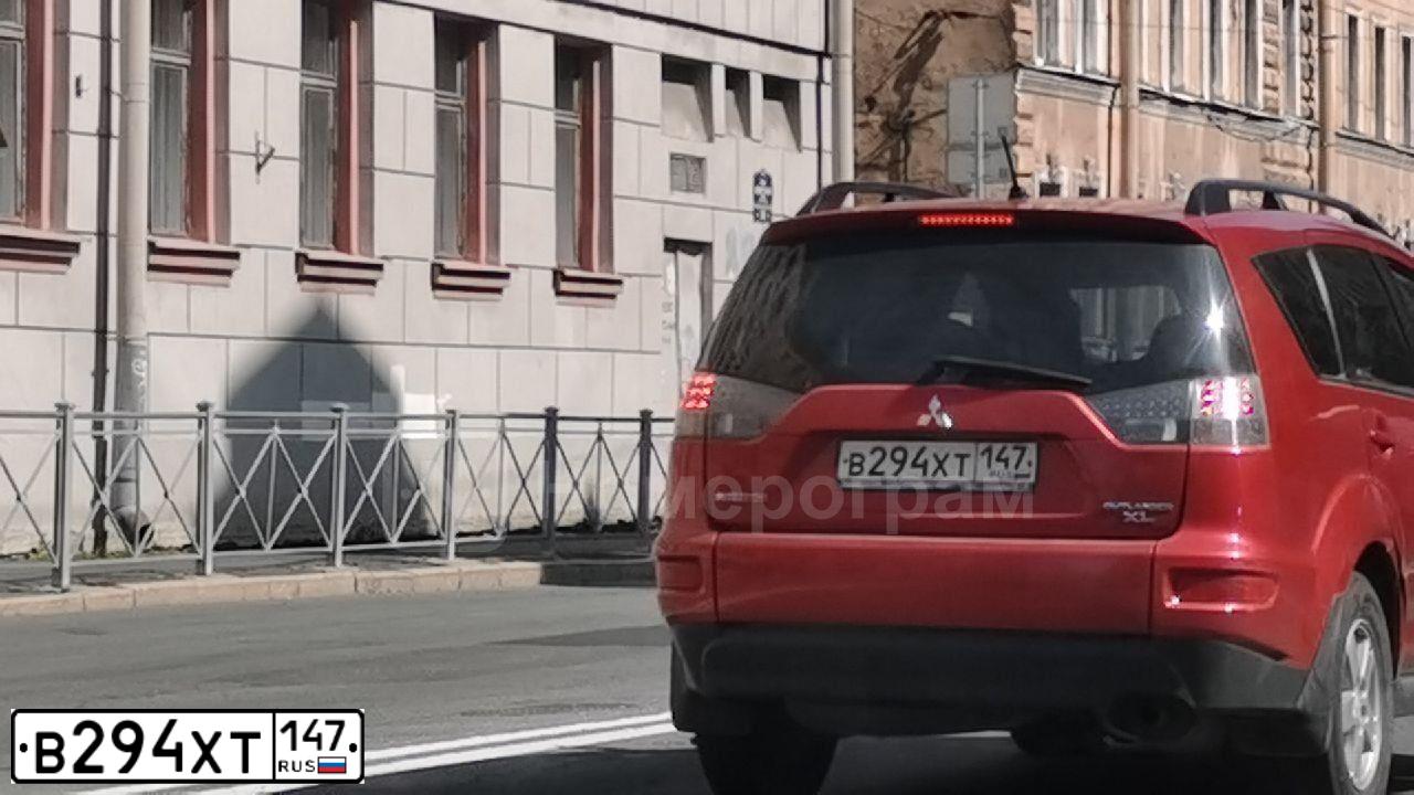 Фото автомобиля MITSUBISHI OUTLANDER, 2011 — госномер В294ХТ147. Цвет: Красный