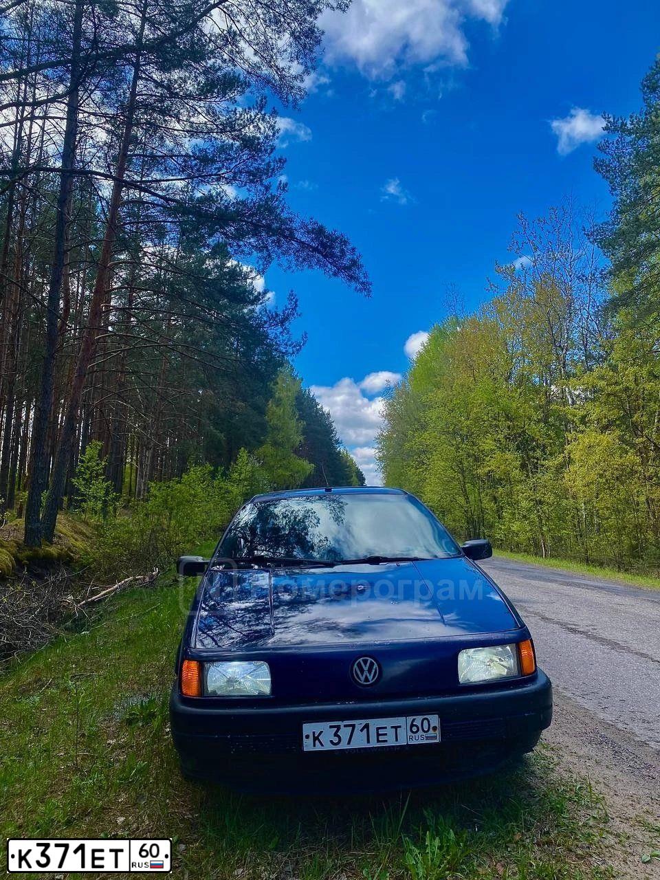 Фото автомобиля VOLKSWAGEN PASSAT, 1992 — госномер К371ЕТ60. Цвет: ТЕМНО-СИНИЙ