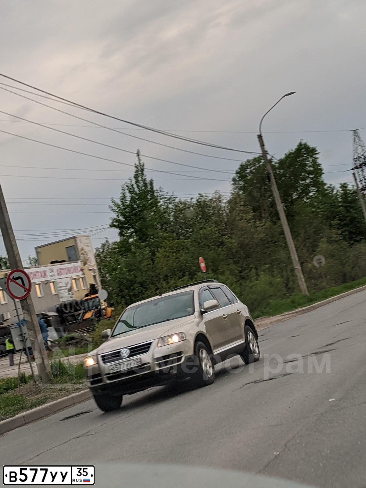 Фото автомобиля VOLKSWAGEN TOUAREG, 2003 — госномер В577УУ35. Цвет: ЗОЛОТИСТЫЙ