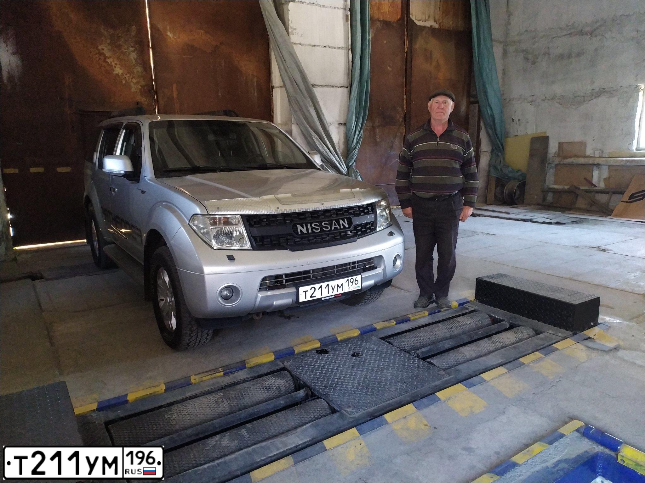 Фото автомобиля NISSAN PATHFINDER, 2008 — госномер Т477СК178. Цвет: СВЕТЛО-СЕРЫЙ