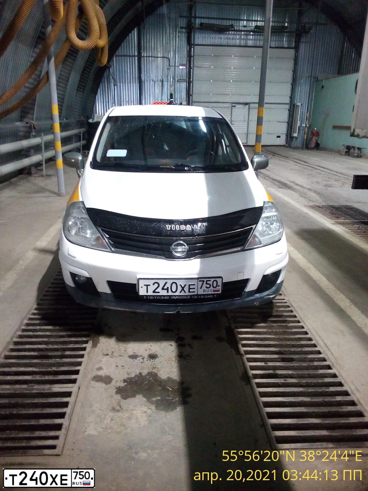 Фото автомобиля NISSAN TIIDA, 2012 — госномер Т240ХЕ750. Цвет: БЕЛЫЙ ЖЕЛТЫЙ СЕРЫЙ