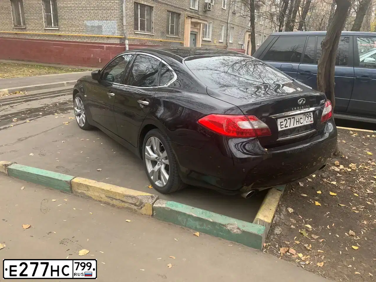 Фото автомобиля INFINITI M, 2013 — госномер Е277НС799. Цвет: ЧЕРНЫЙ
