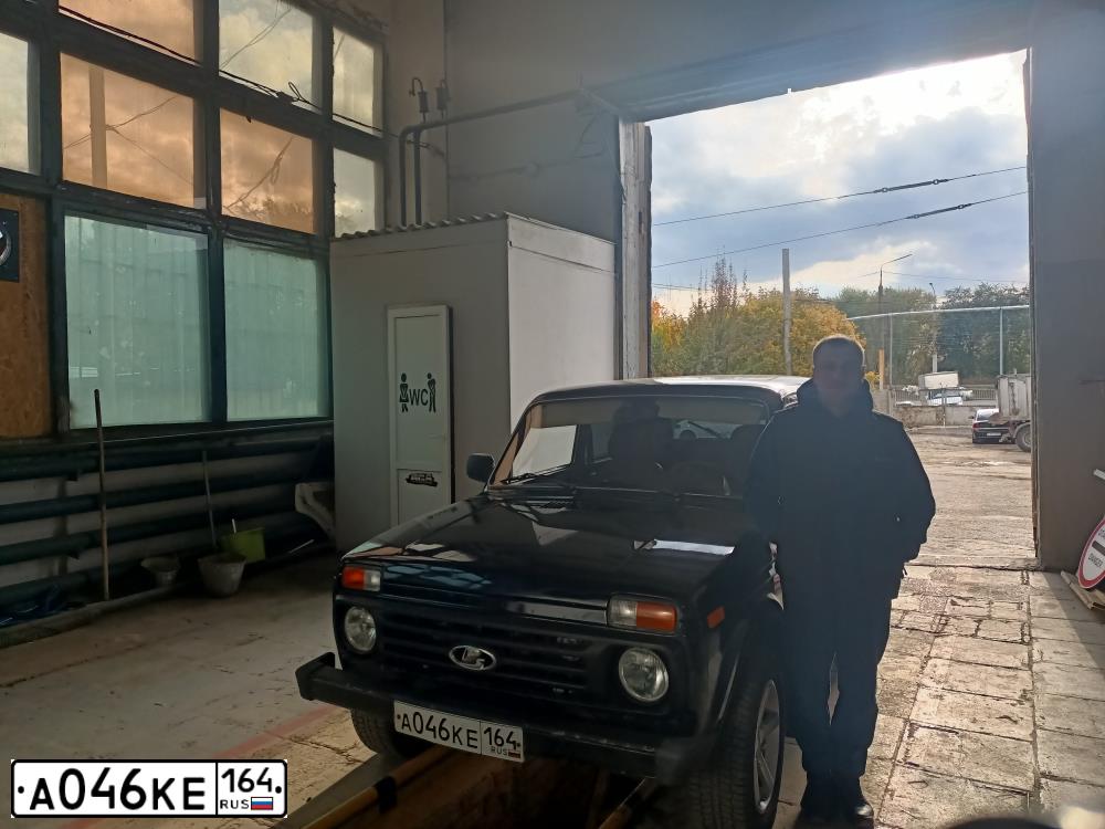 Фото автомобиля LADA 2121 NIVA, 2012 — госномер А046КЕ164. Цвет: ТЕМНО ЗЕЛЕНЫЙ