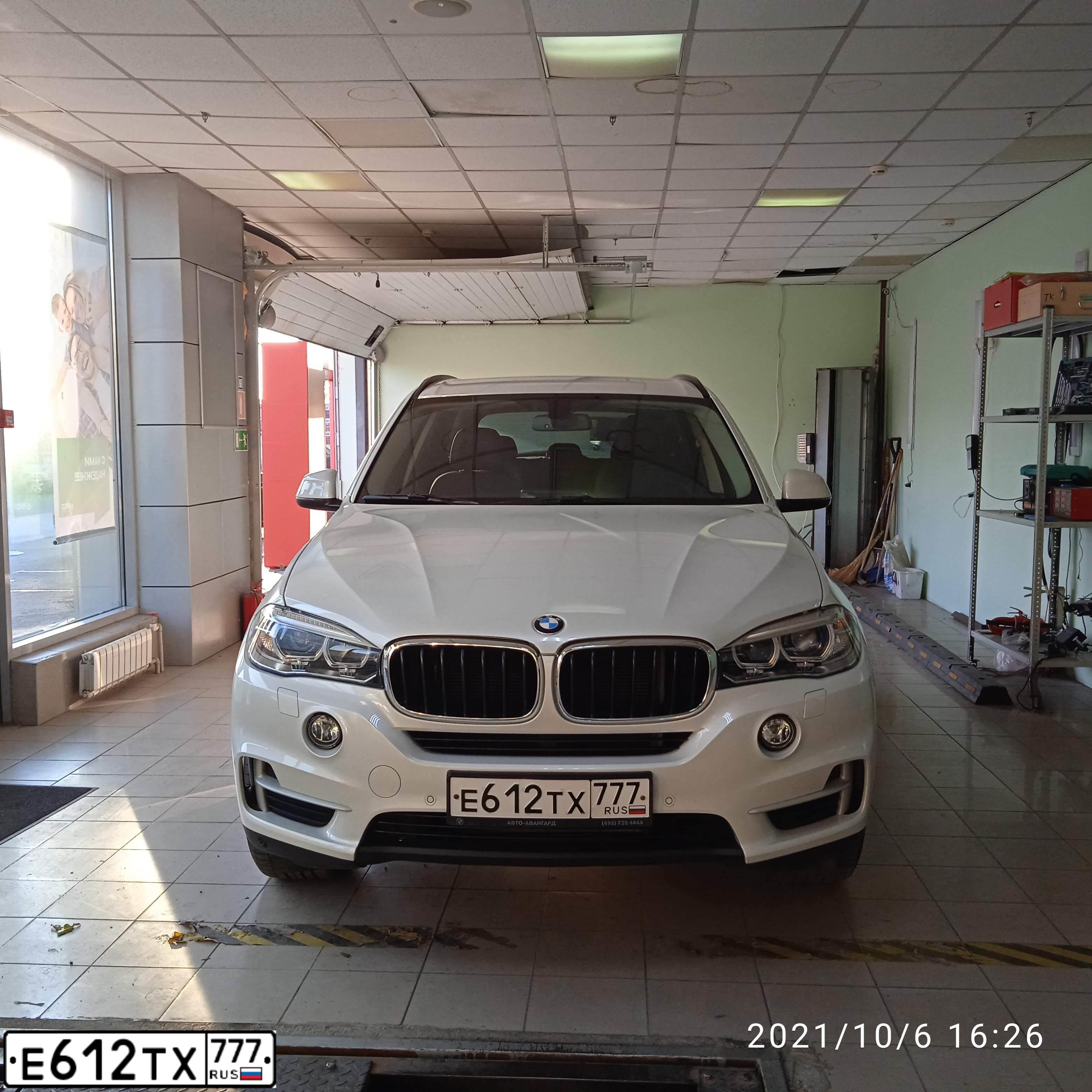 Фото автомобиля BMW X5, 2016 — госномер Е612ТХ777. Цвет: БЕЛЫЙ МЕТАЛЛИК