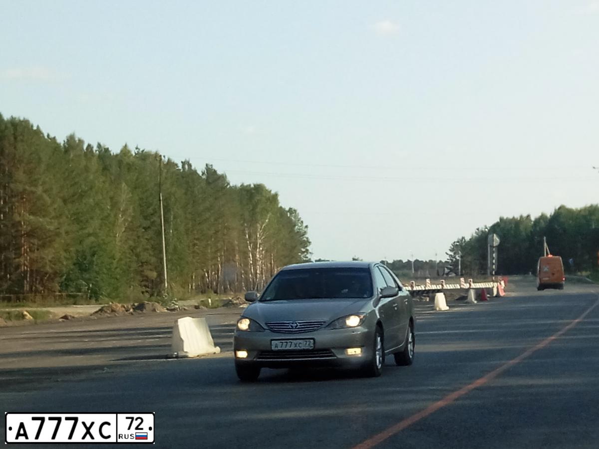 Фото автомобиля TOYOTA CAMRY, 2004 — госномер Х596ЕЕ72. Цвет: БЕЖЕВЫЙ