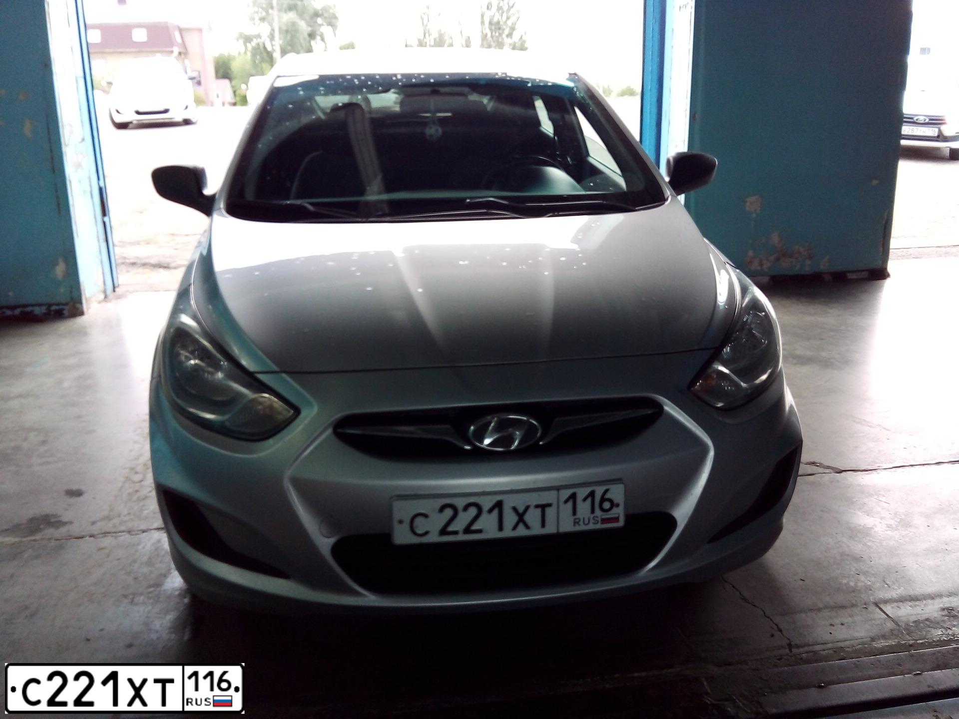 Фото автомобиля HYUNDAI SOLARIS, 2013 — госномер С221ХТ116. Цвет: Серебристый
