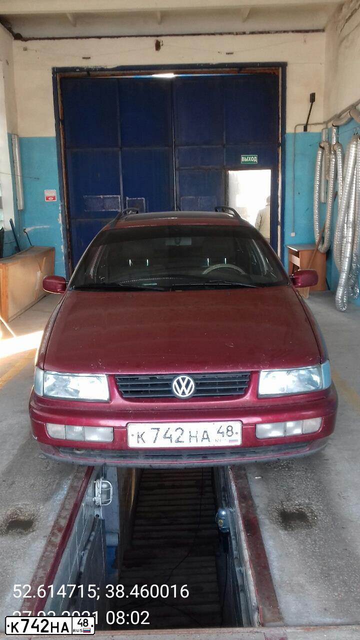 Фото автомобиля VOLKSWAGEN PASSAT, 1995 — госномер Х083ОТ36. Цвет: МАЛИНОВЫЙ