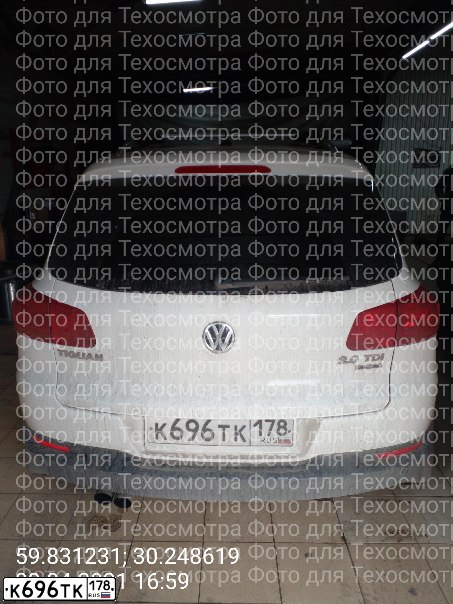 Фото автомобиля VOLKSWAGEN TIGUAN, 2011 — госномер К696ТК178. Цвет: Белый