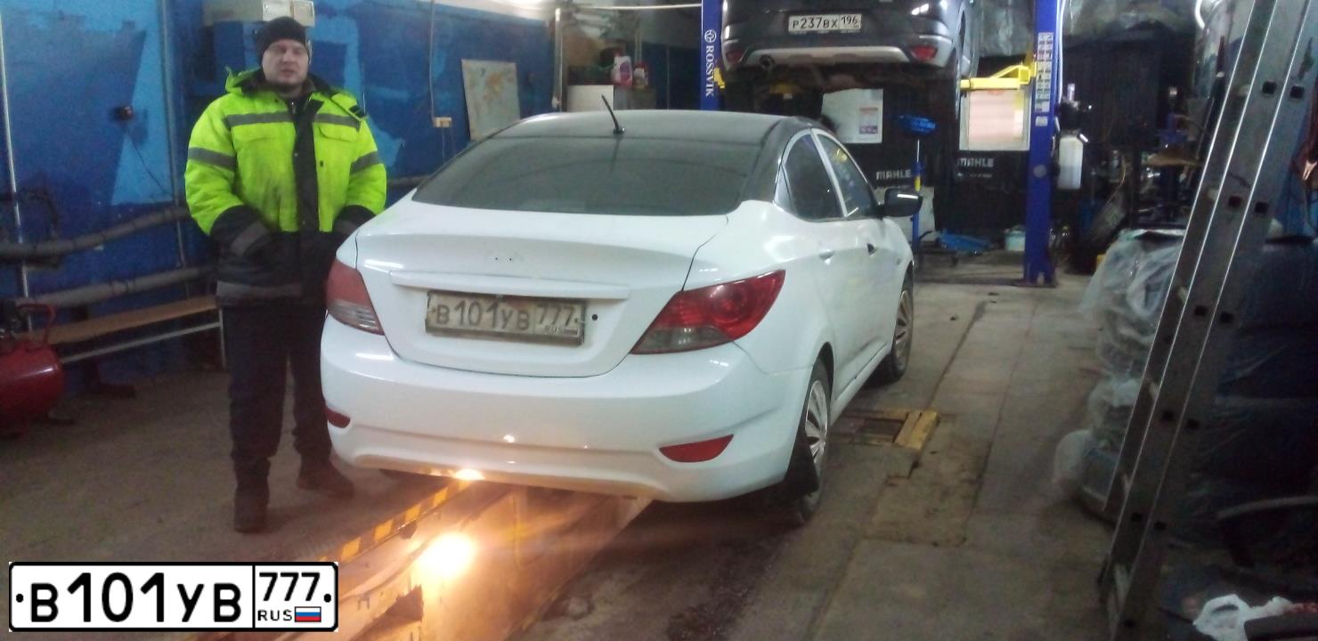 Фото автомобиля HYUNDAI SOLARIS, 2013 — госномер В101УВ777. Цвет: БЕЛЫЙ