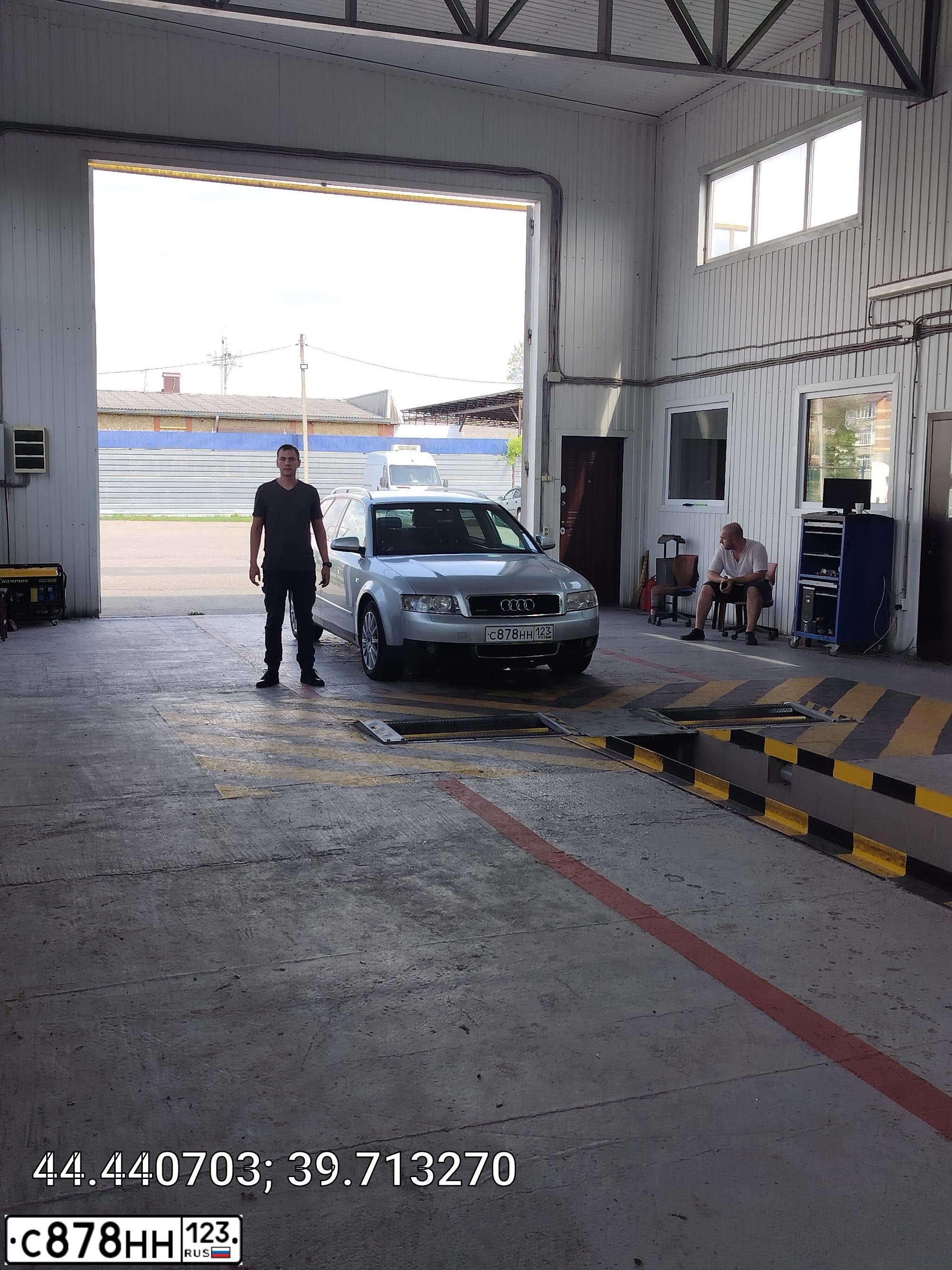 Фото автомобиля AUDI A4, 2002 — госномер В522ОТ193. Цвет: БЕЛЫЙ (СЕРЕБРИСТЫЙ)