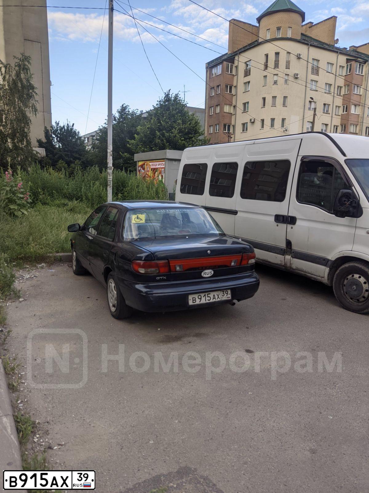 Фото автомобиля KIA SEPHIA, 1997 — госномер В915АХ39. Цвет: СИНИЙ