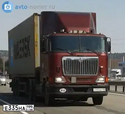 Фото автомобиля INTERNATIONAL HEAVY TRUCK 8500-9900, 2008 — госномер Е335НА199. Цвет: Красный