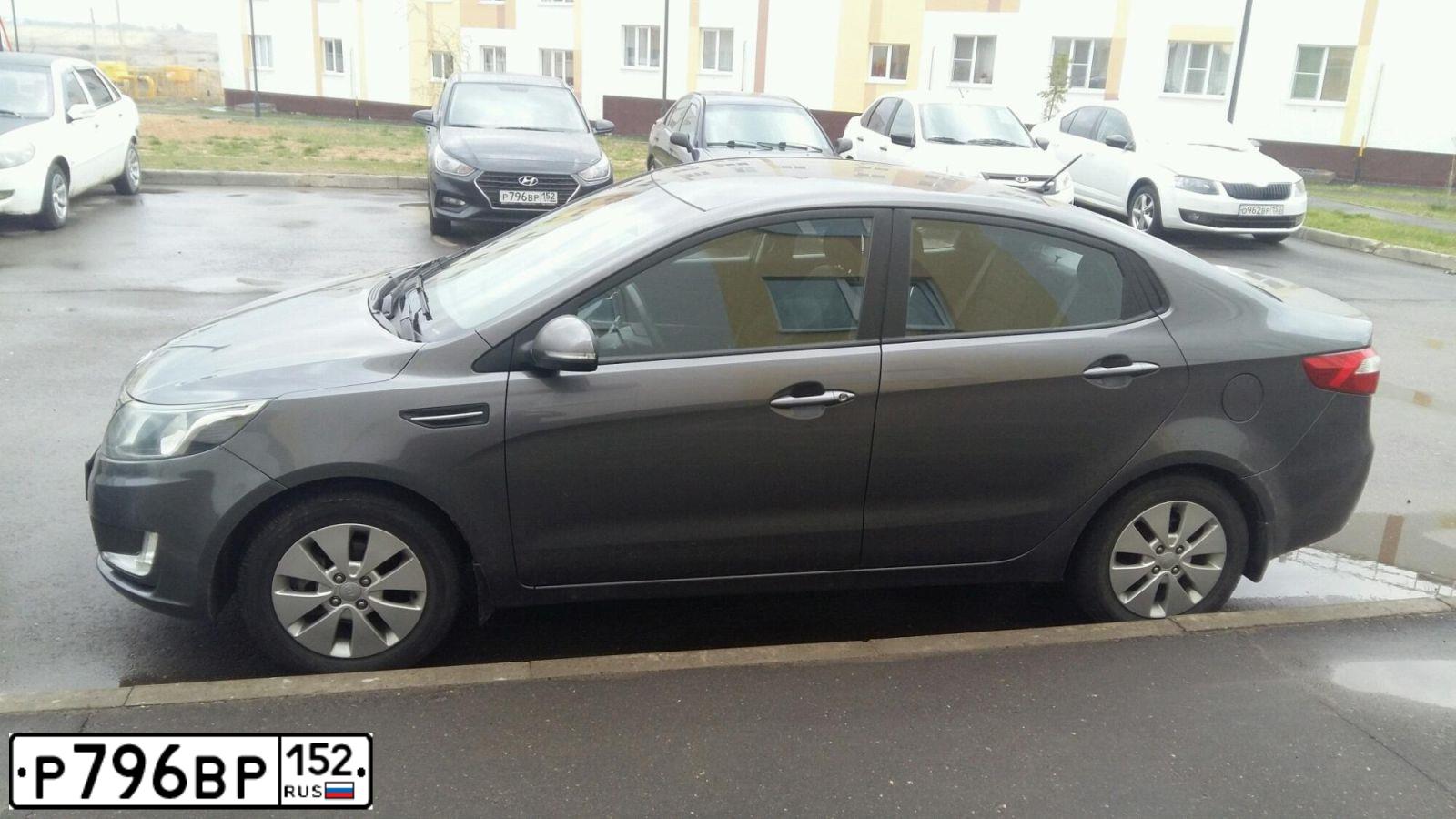 Фото автомобиля HYUNDAI SOLARIS, 2018 — госномер Е799АМ550. Цвет: ЧЕРНЫЙ