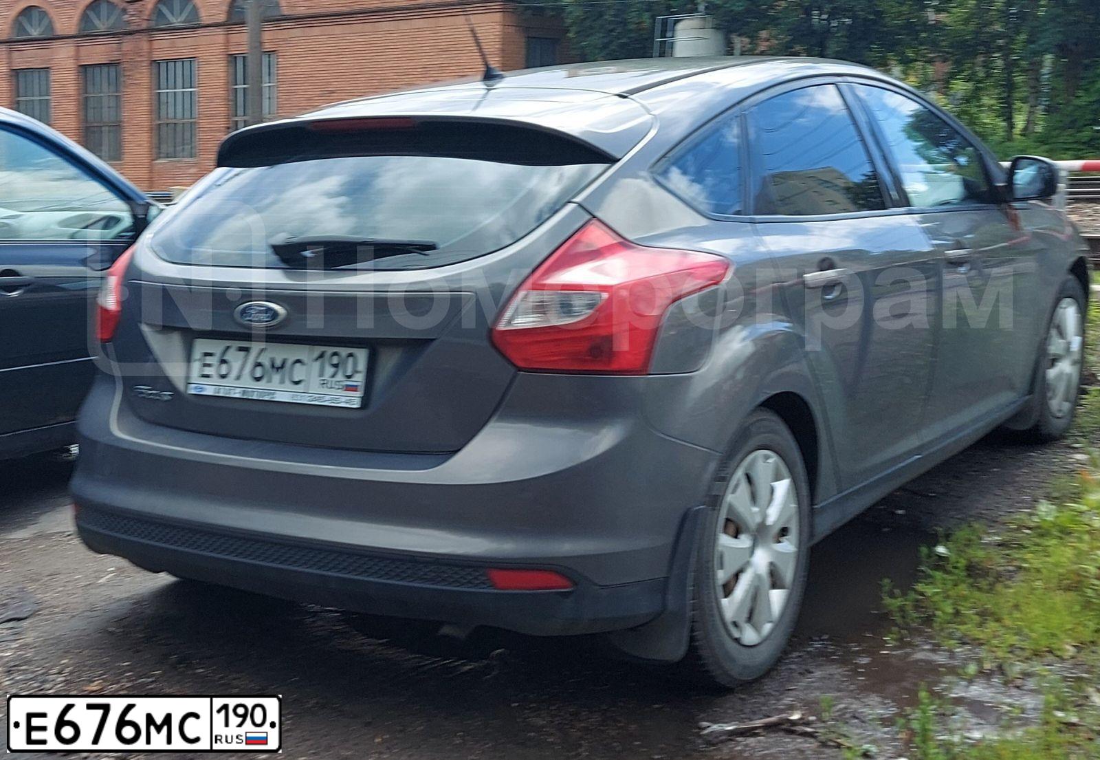 Фото автомобиля FORD FOCUS, 2011 — госномер Е676МС190. Цвет: СЕРО-КОРИЧНЕВЫЙ