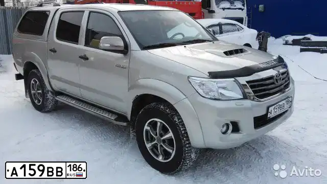 Фото автомобиля TOYOTA HILUX, 2013 — госномер В448ТУ124. Цвет: СЕРЕБРИСТЫЙ