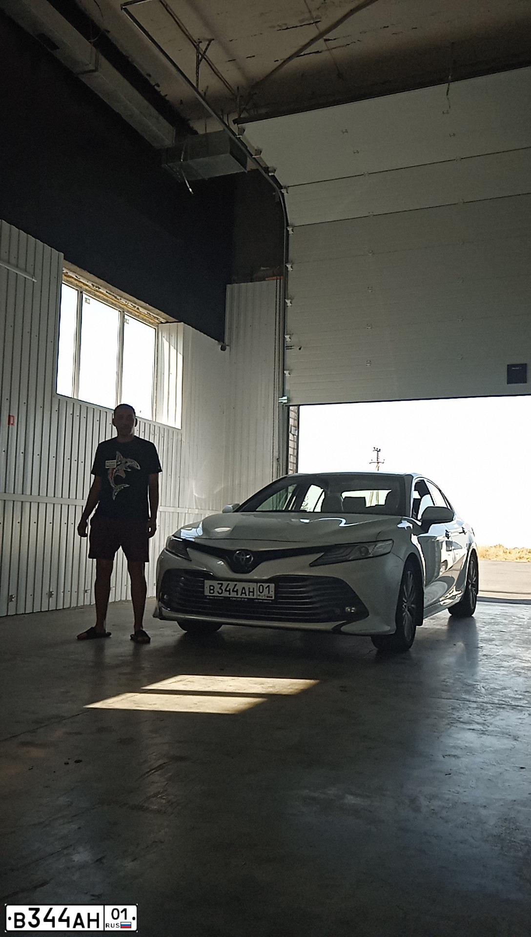 Фото автомобиля TOYOTA CAMRY, 2019 — госномер В344АН01. Цвет: Белый