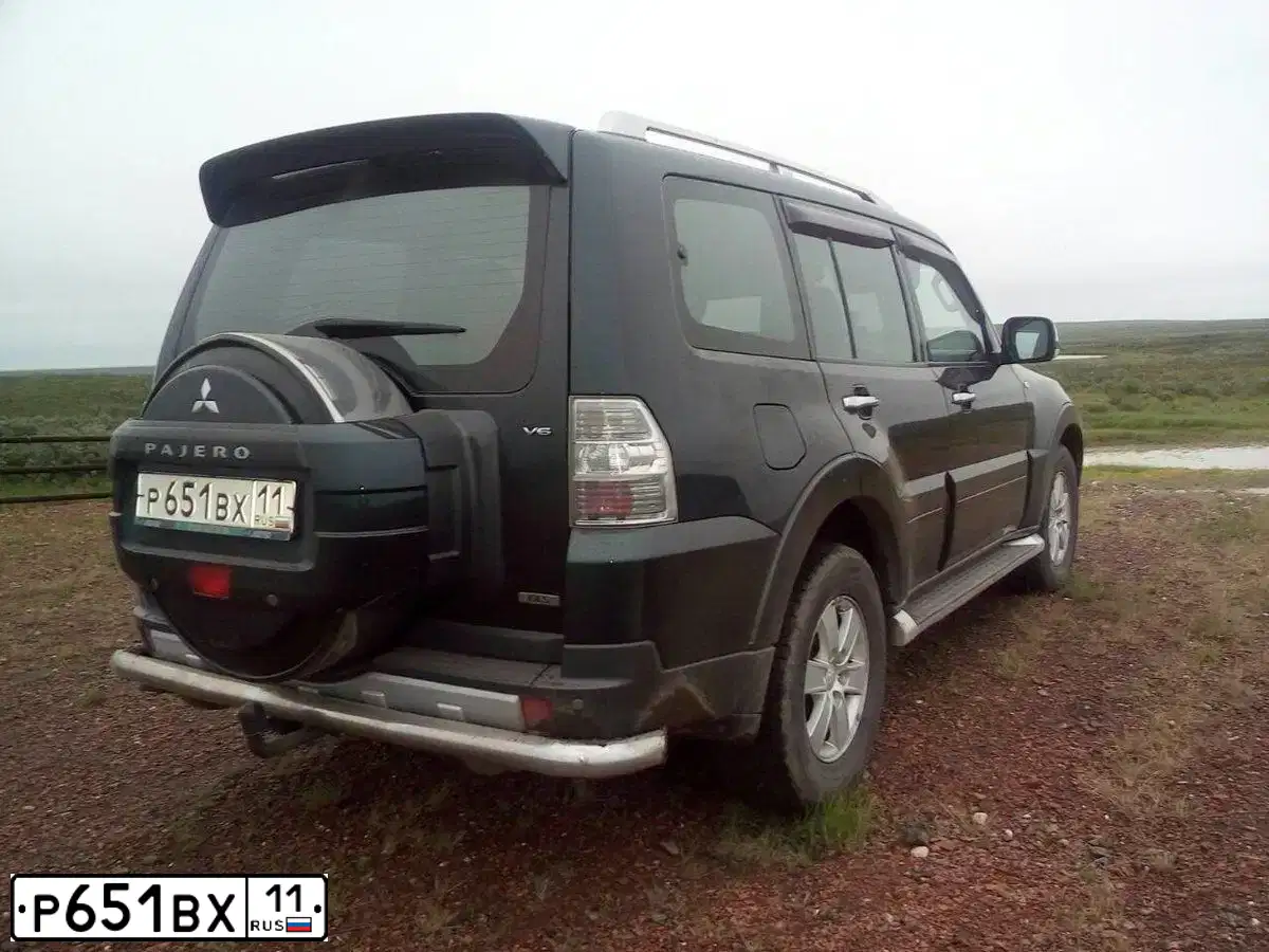 Фото автомобиля MITSUBISHI PAJERO, 2007 — госномер Р651ВХ11. Цвет: ЗЕЛЕНЫЙ