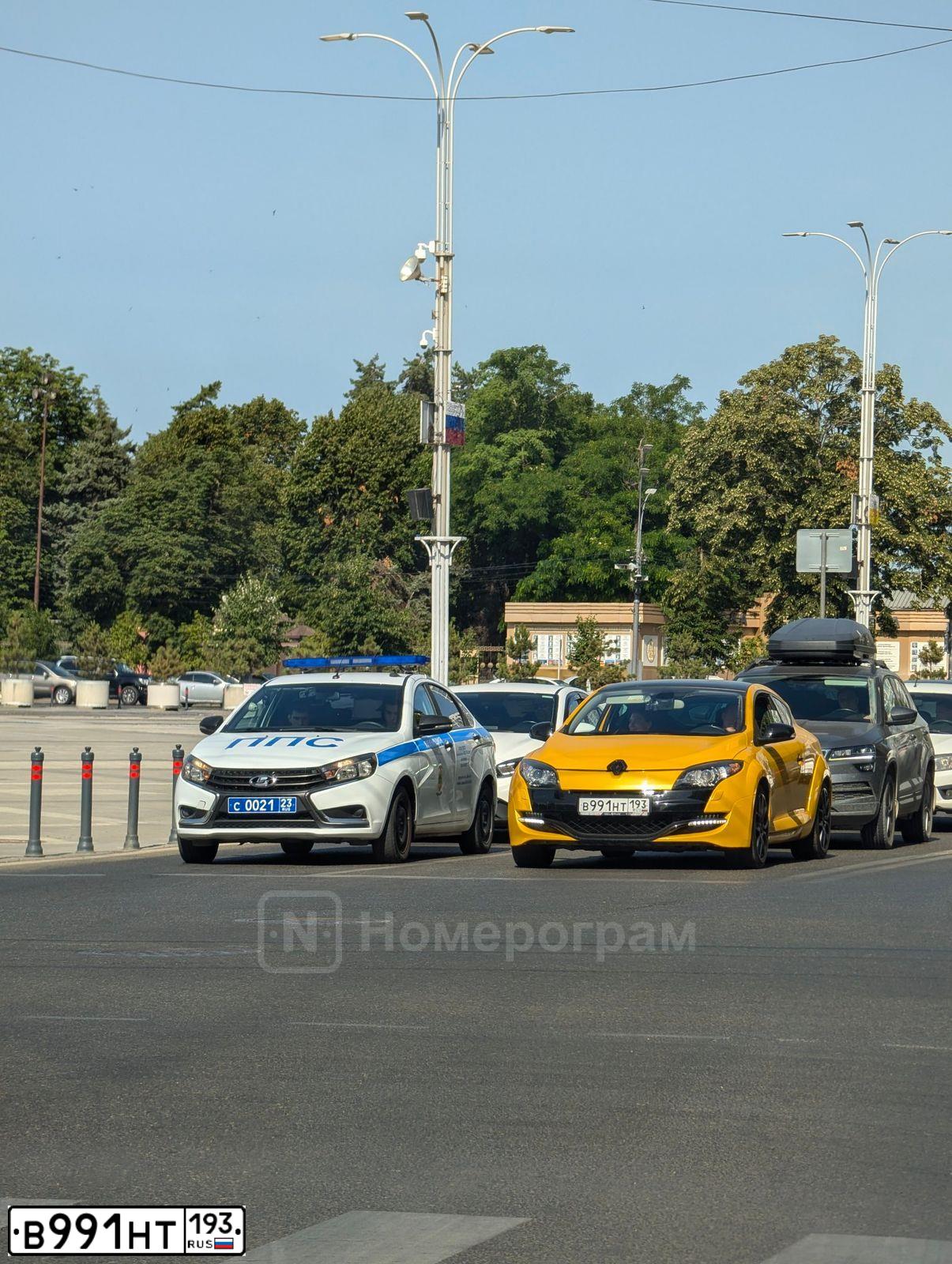 Фото автомобиля RENAULT MEGANE, 2013 — госномер В991НТ193. Цвет: ЖЕЛТЫЙ