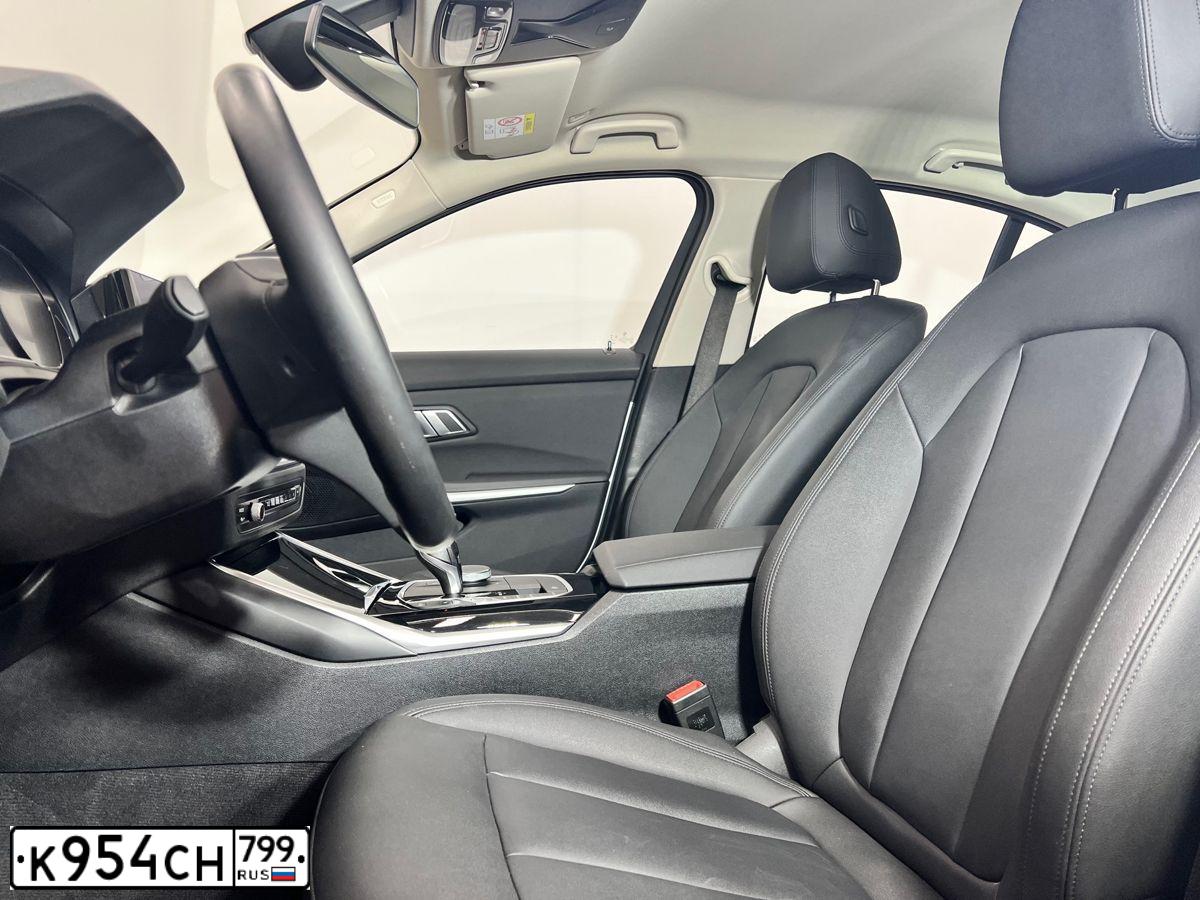 Фото автомобиля BMW 318I, 2020 — госномер У059МА977. Цвет: Белый