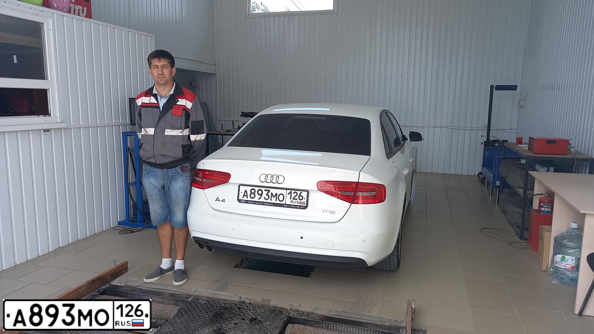Фото автомобиля AUDI A4, 2012 — госномер А893МО126. Цвет: Белый