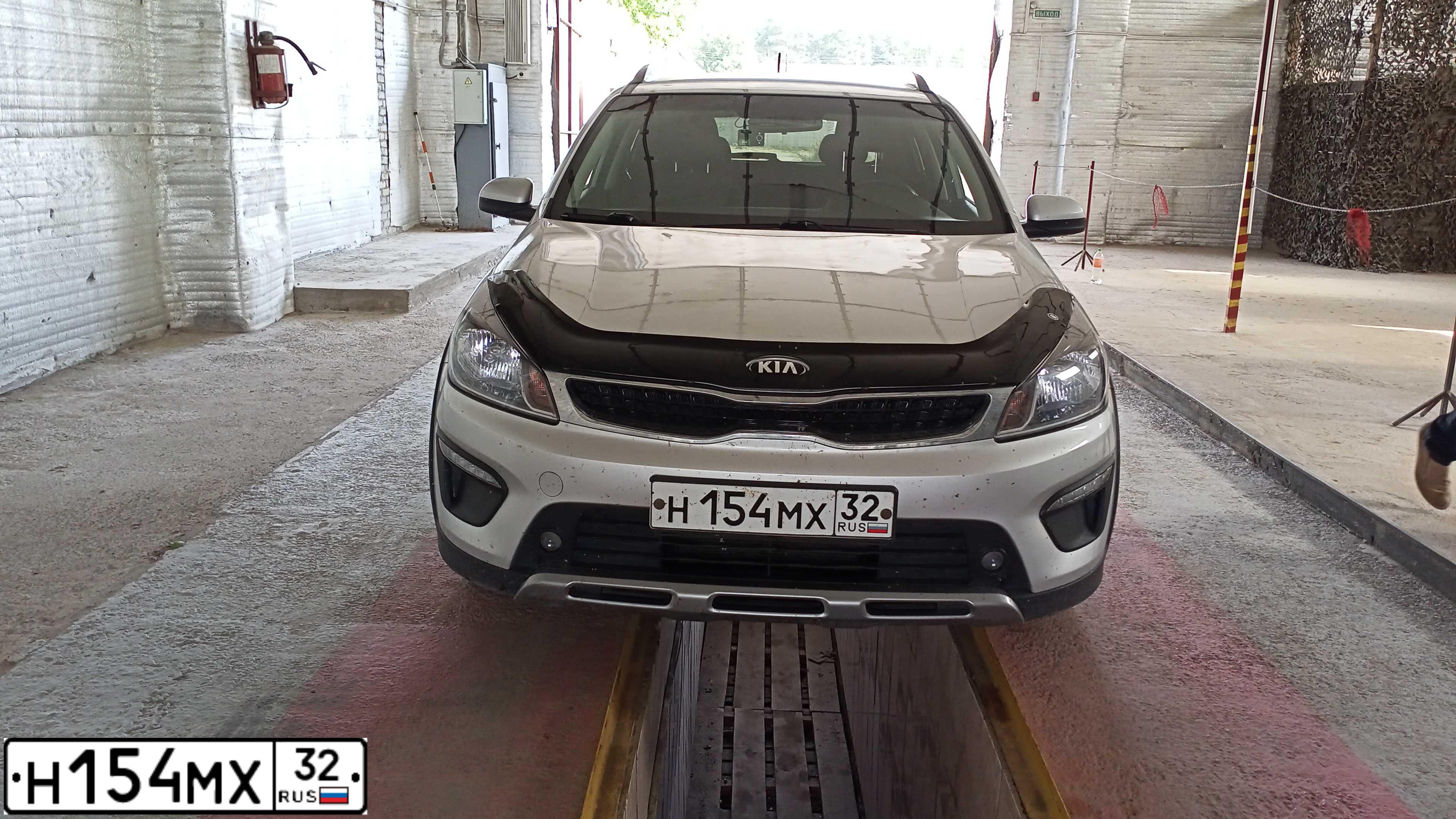 Фото автомобиля KIA RIO, 2018 — госномер Н154МХ32. Цвет: Серебристый