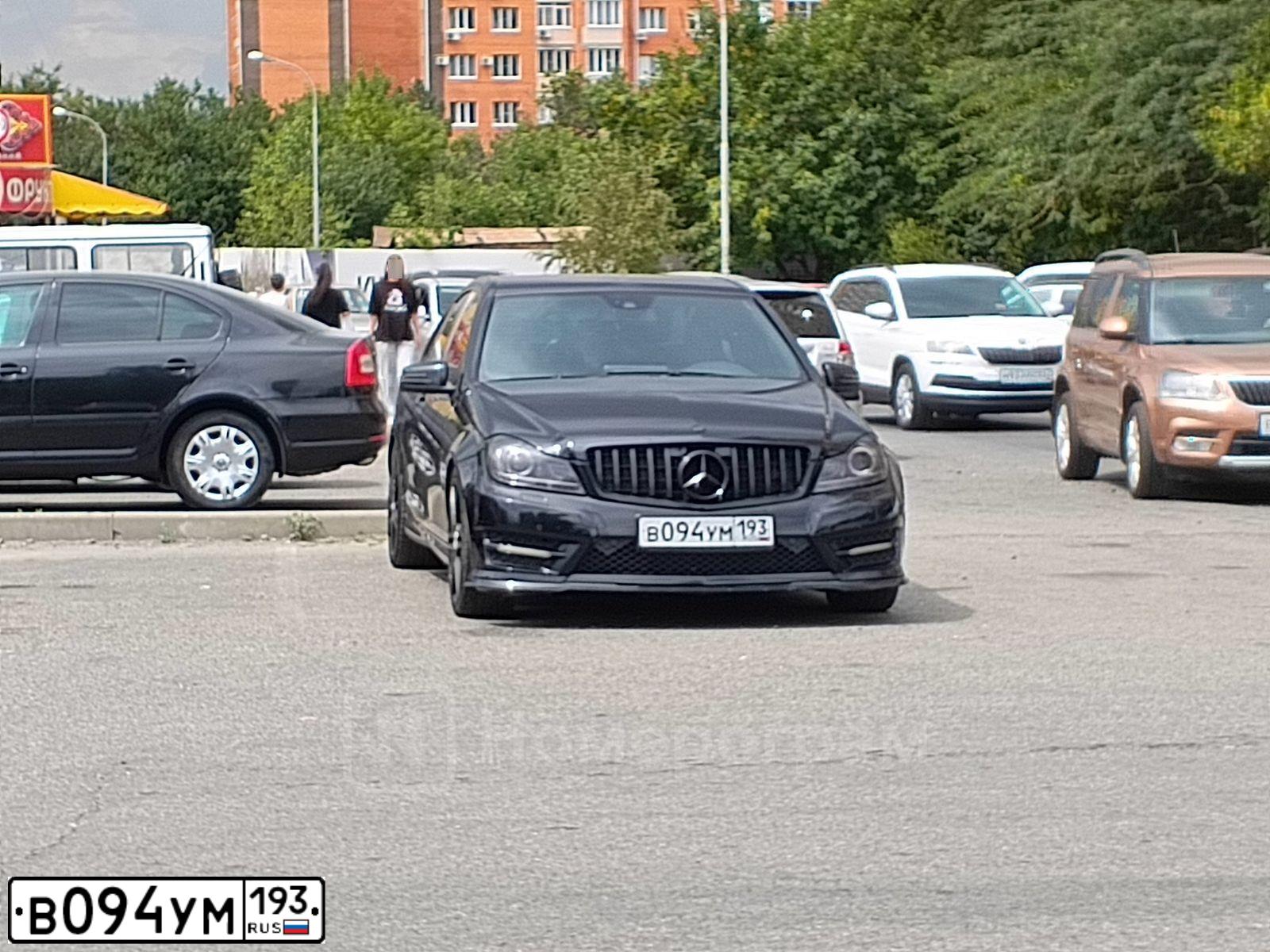 Фото автомобиля MERCEDES C-KLASSE, 2011 — госномер Е444СТ123. Цвет: ЧЕРНЫЙ