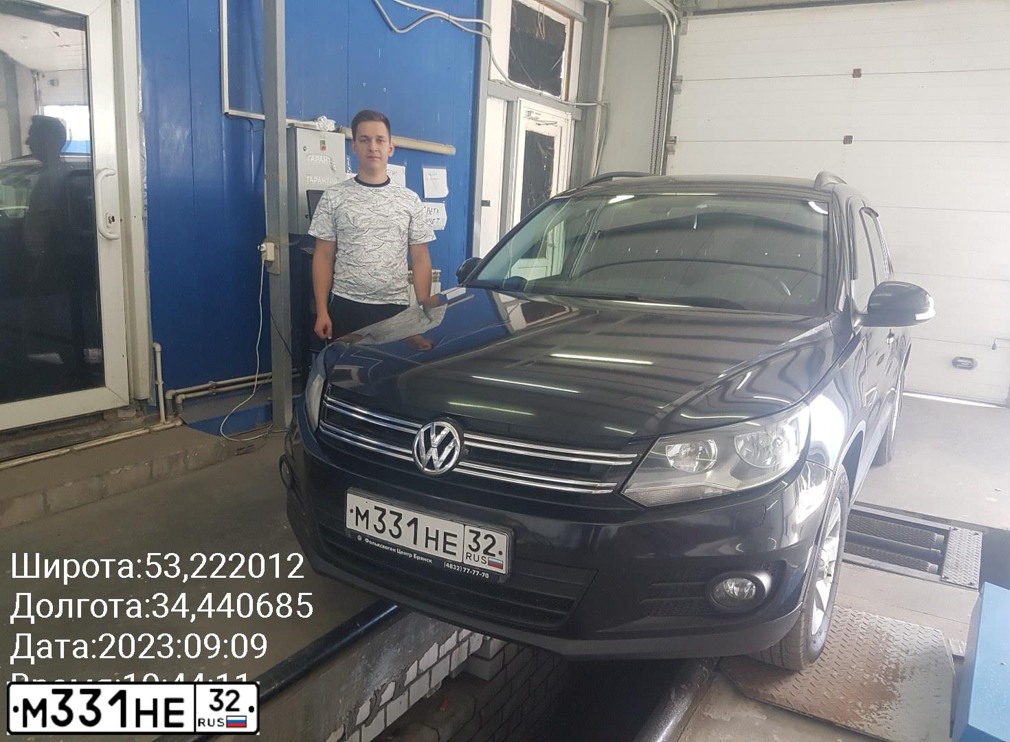 Фото автомобиля VOLKSWAGEN TIGUAN, 2012 — госномер М311НЕ32. Цвет: ЧЕРНЫЙ