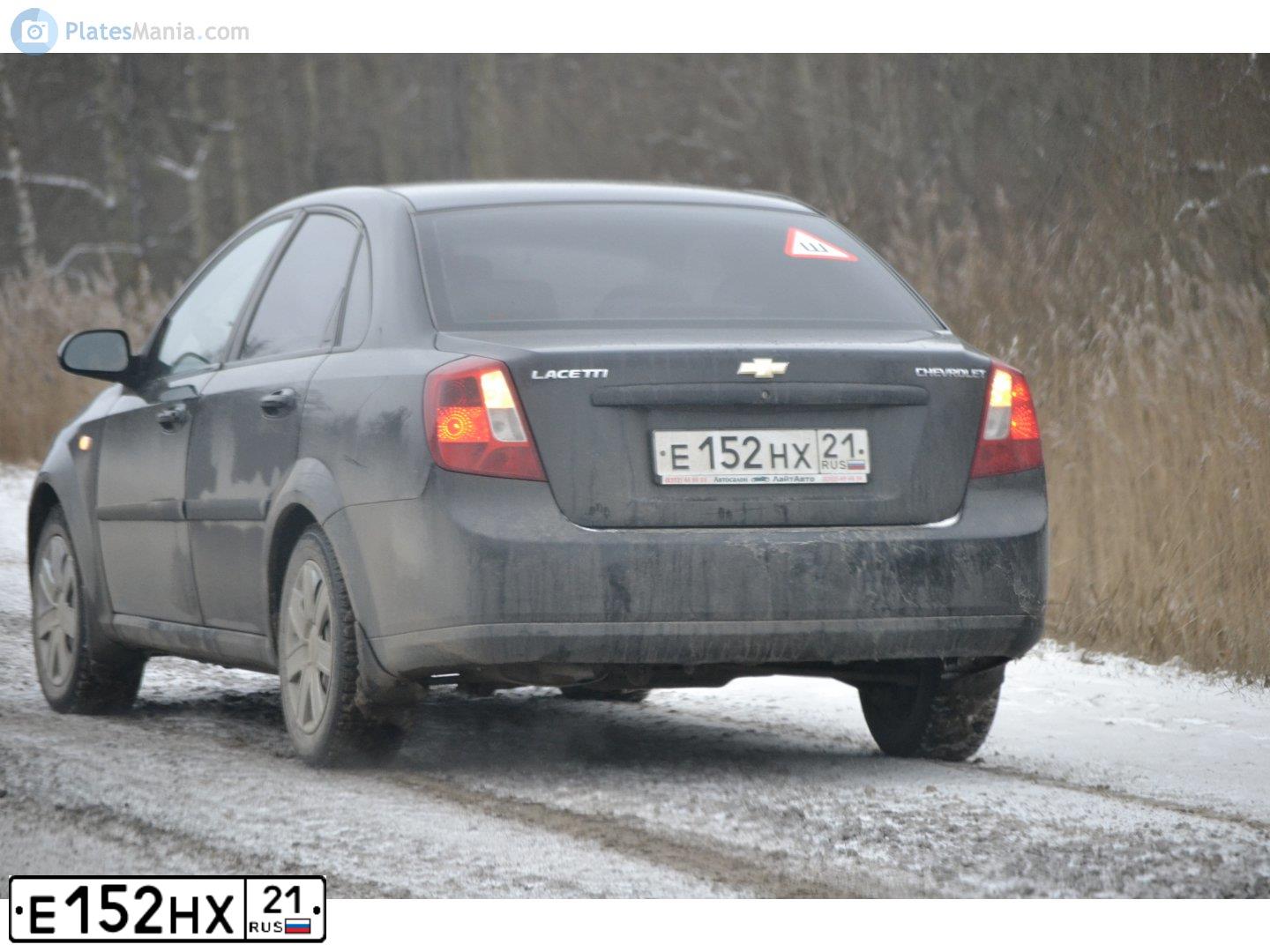 Фото автомобиля CHEVROLET LACETTI, 2008 — госномер Е152НХ21. Цвет: ЧЕРНЫЙ
