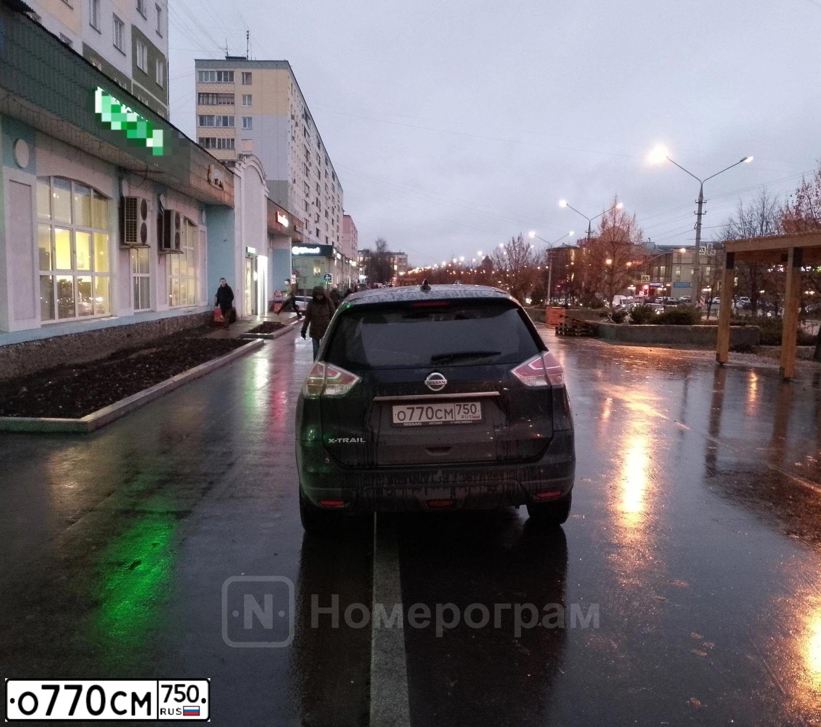 Фото автомобиля NISSAN X-TRAIL, 2018 — госномер О770СМ750. Цвет: ЧЕРНЫЙ