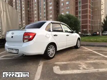 Фото автомобиля TOYOTA CAMRY, 2018 — госномер Е222УТ199. Цвет: БЕЛЫЙ ПЕРЛАМУТР