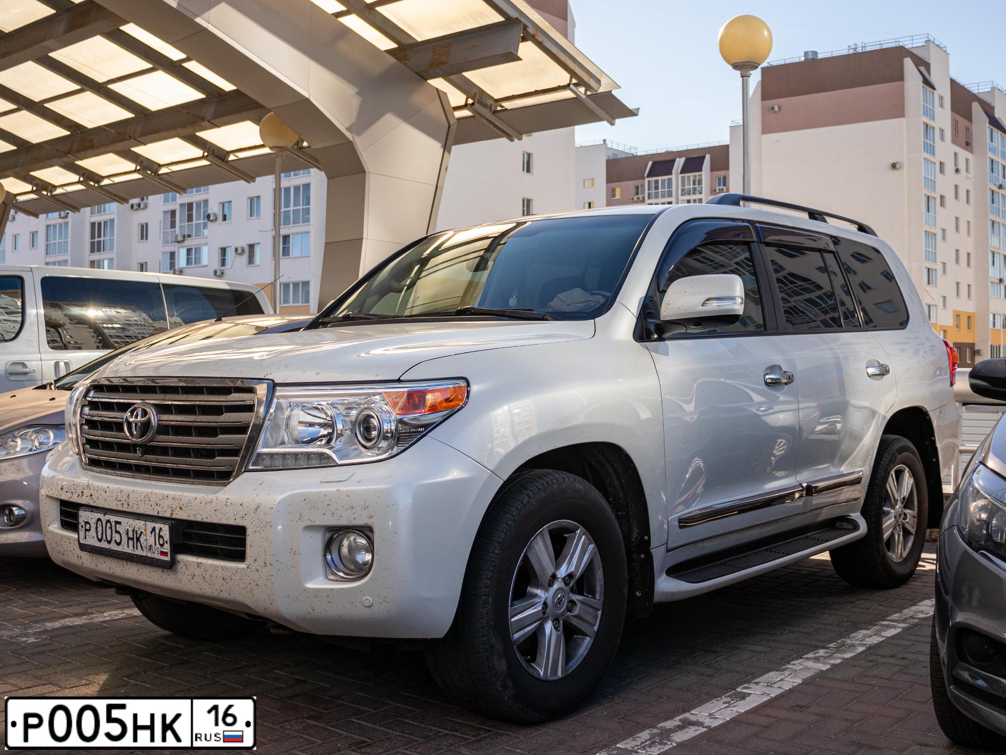 Фото автомобиля TOYOTA LANDCRUISER 200, 2015 — госномер Р005НК16. Цвет: БЕЛЫЙ