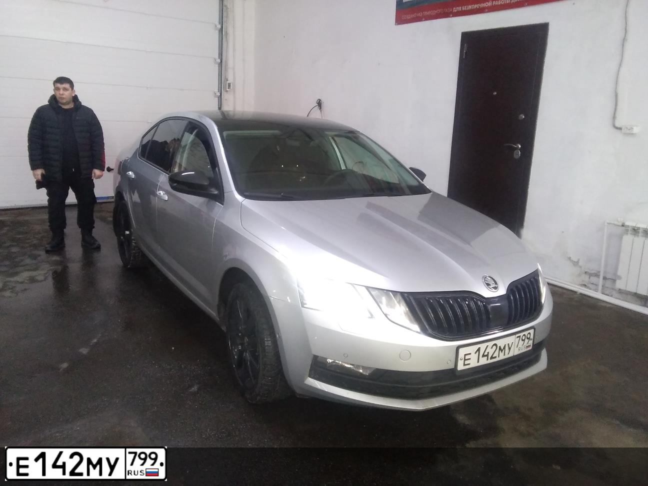 Фото автомобиля SKODA OCTAVIA, 2018 — госномер В235ХА790. Цвет: СЕРЕБРИСТЫЙ