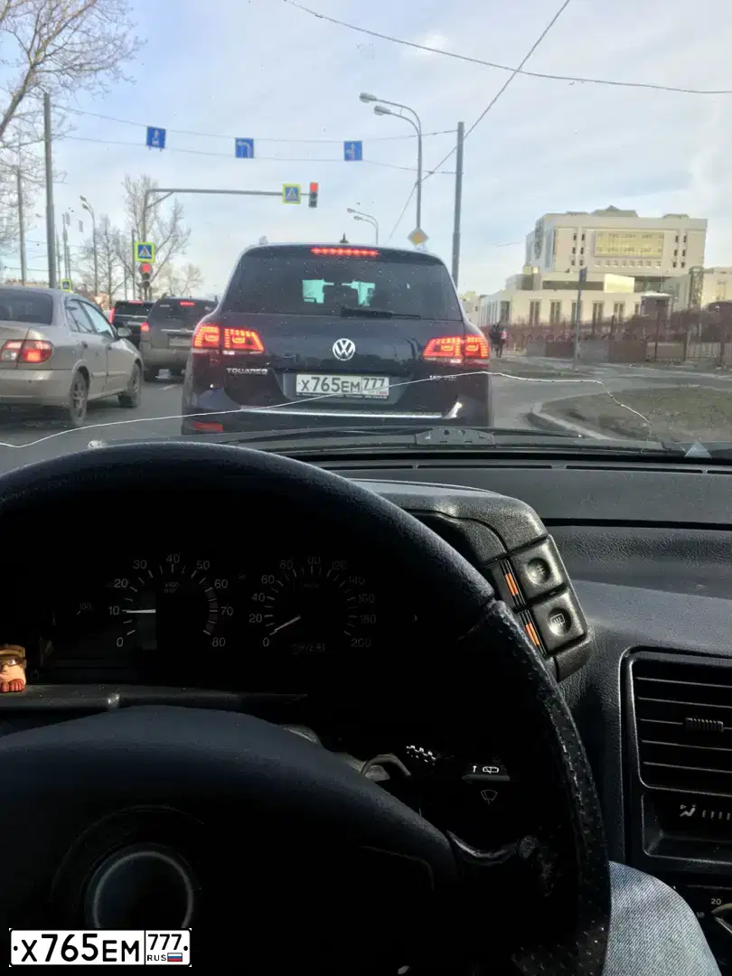 Фото автомобиля VOLKSWAGEN TOUAREG, 2014 — госномер Х765ЕМ777. Цвет: СИНИЙ ТЕМНЫЙ