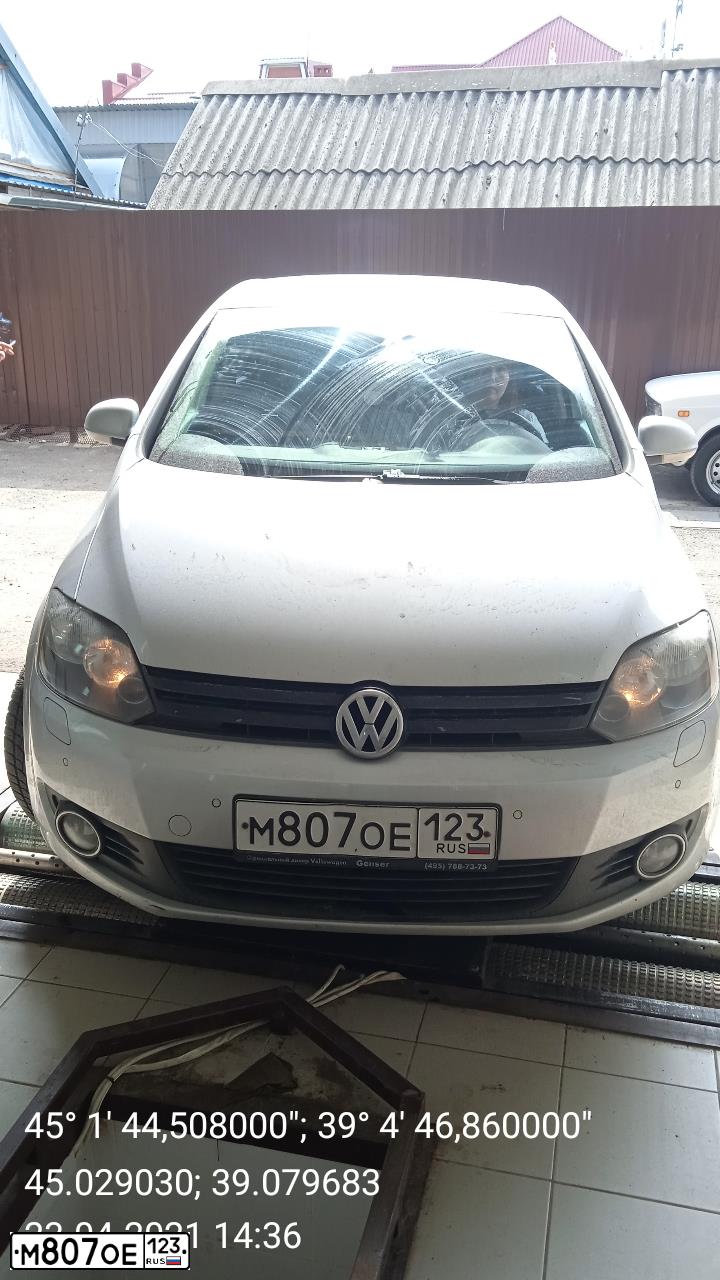 Фото автомобиля VOLKSWAGEN GOLF PLUS, 2010 — госномер М807ОЕ123. Цвет: СЕРЕБРИСТЫЙ