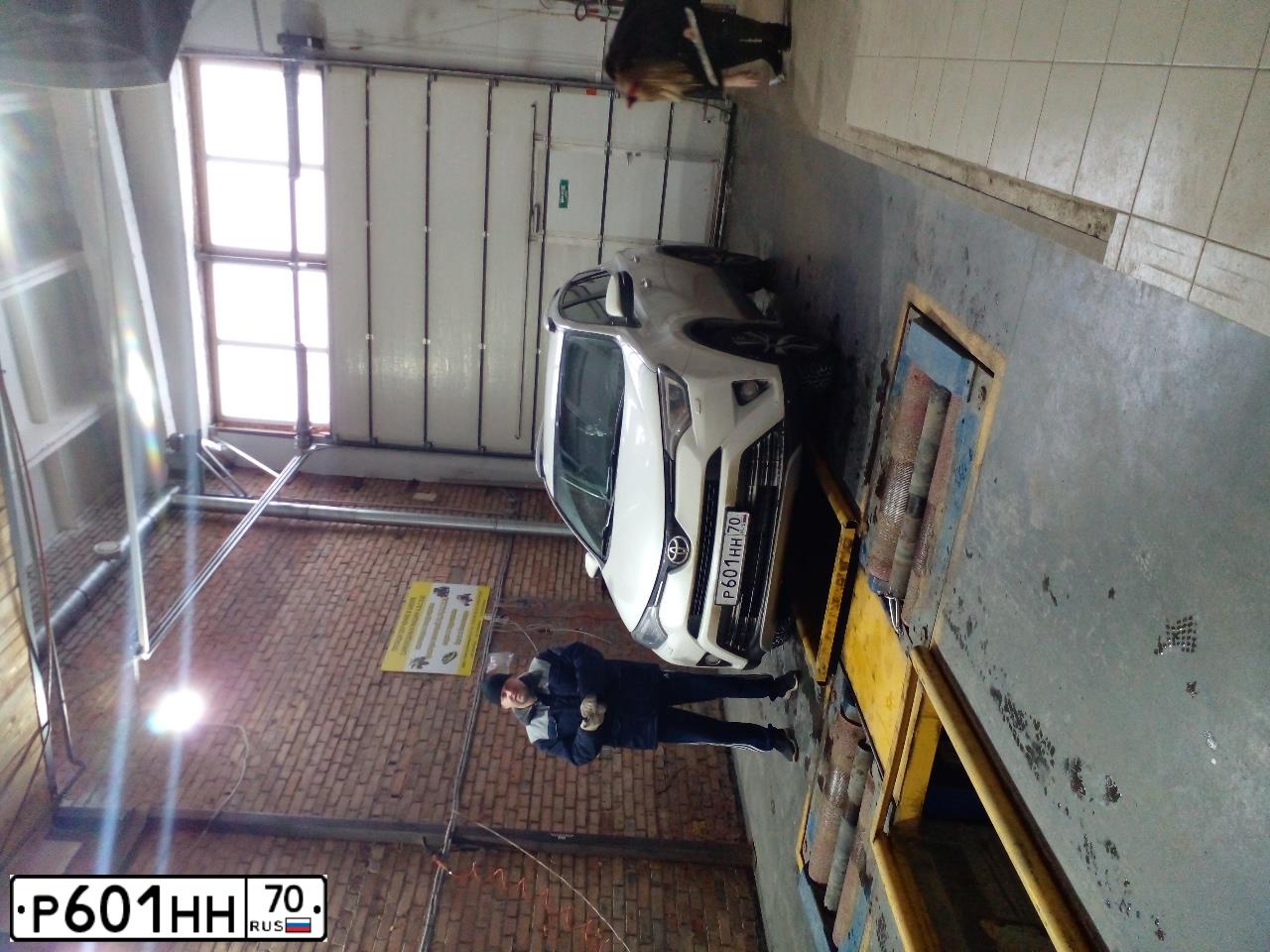 Фото автомобиля TOYOTA RAV4, 2018 — госномер Р394АУ550. Цвет: Белый