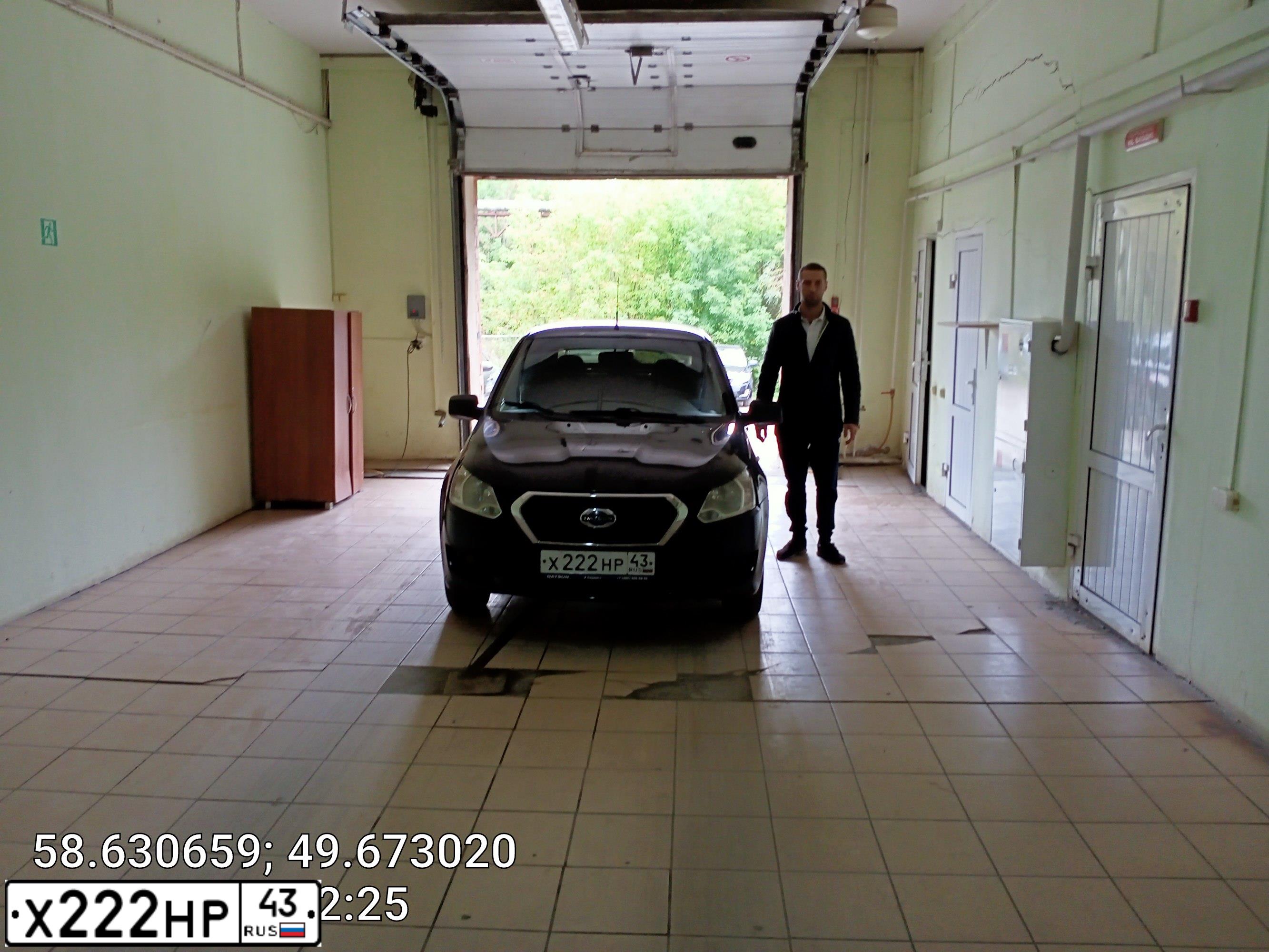Фото автомобиля VOLKSWAGEN TOUAREG, 2010 — госномер С423СС38. Цвет: ЧЕРНЫЙ