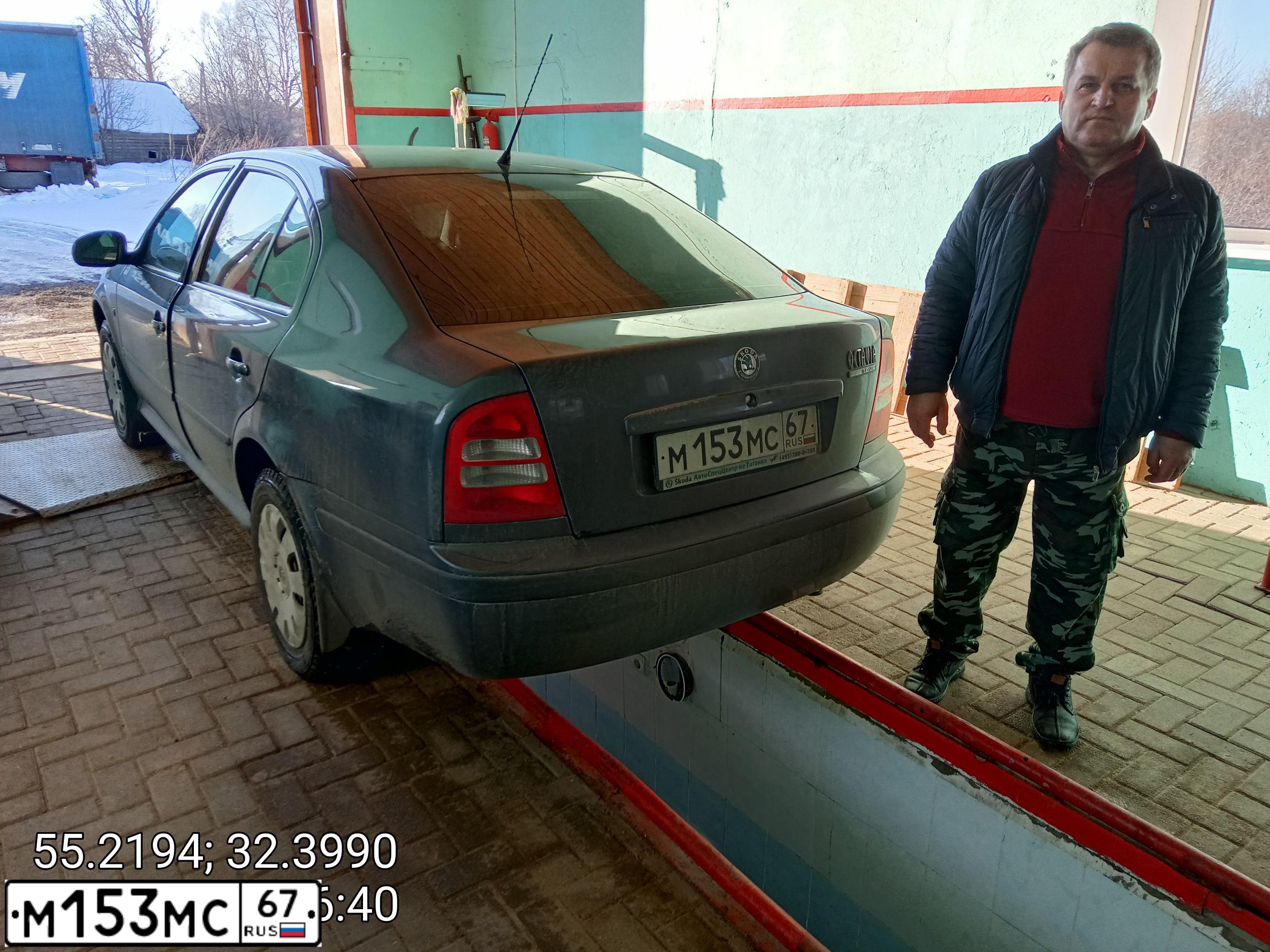 Фото автомобиля SKODA OCTAVIA, 2010 — госномер А323СН67. Цвет: ТЕМНО-СЕРЫЙ